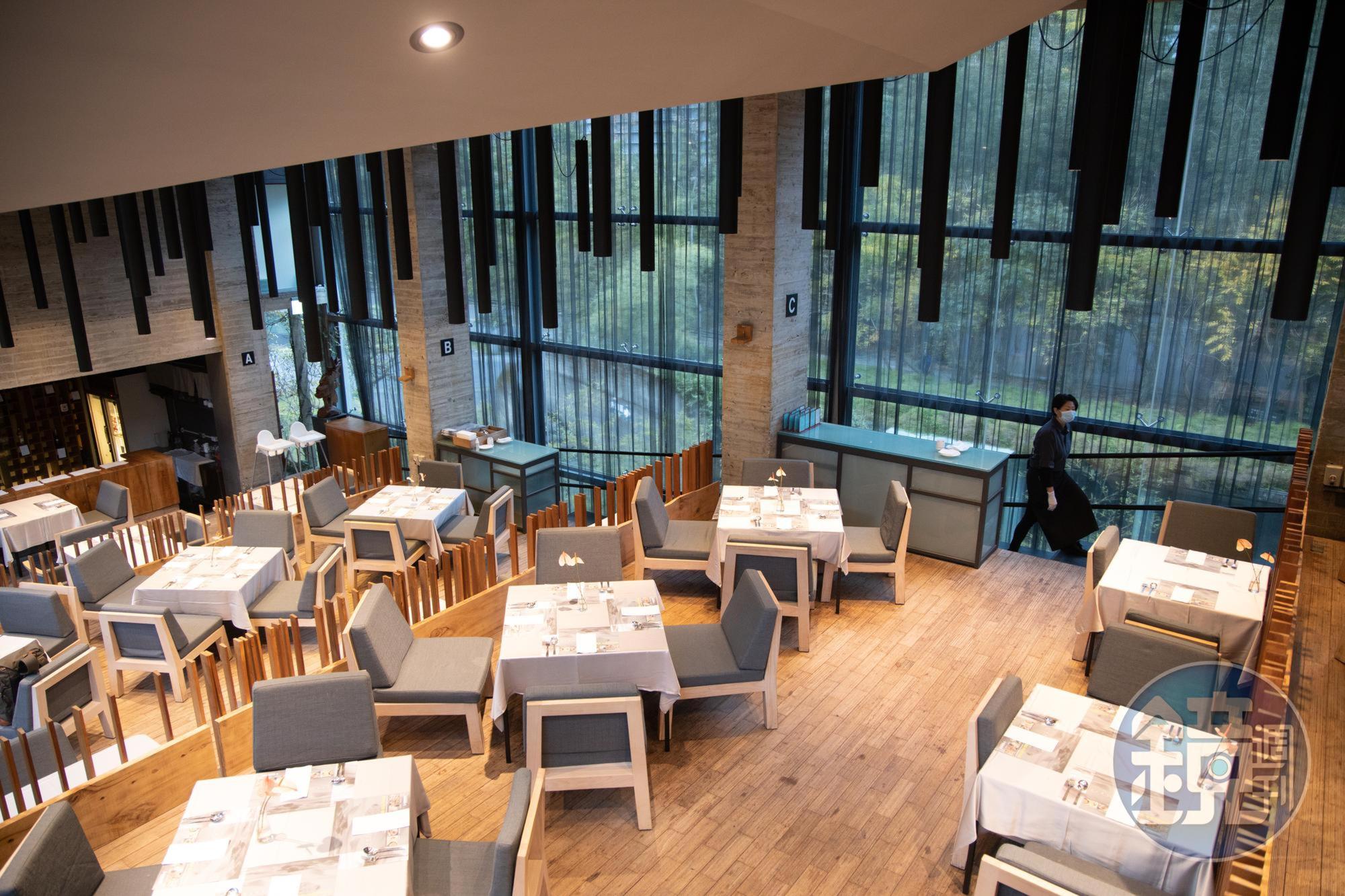 用餐空間採斜板屋頂設計，靠窗座位區能眺望溪流。