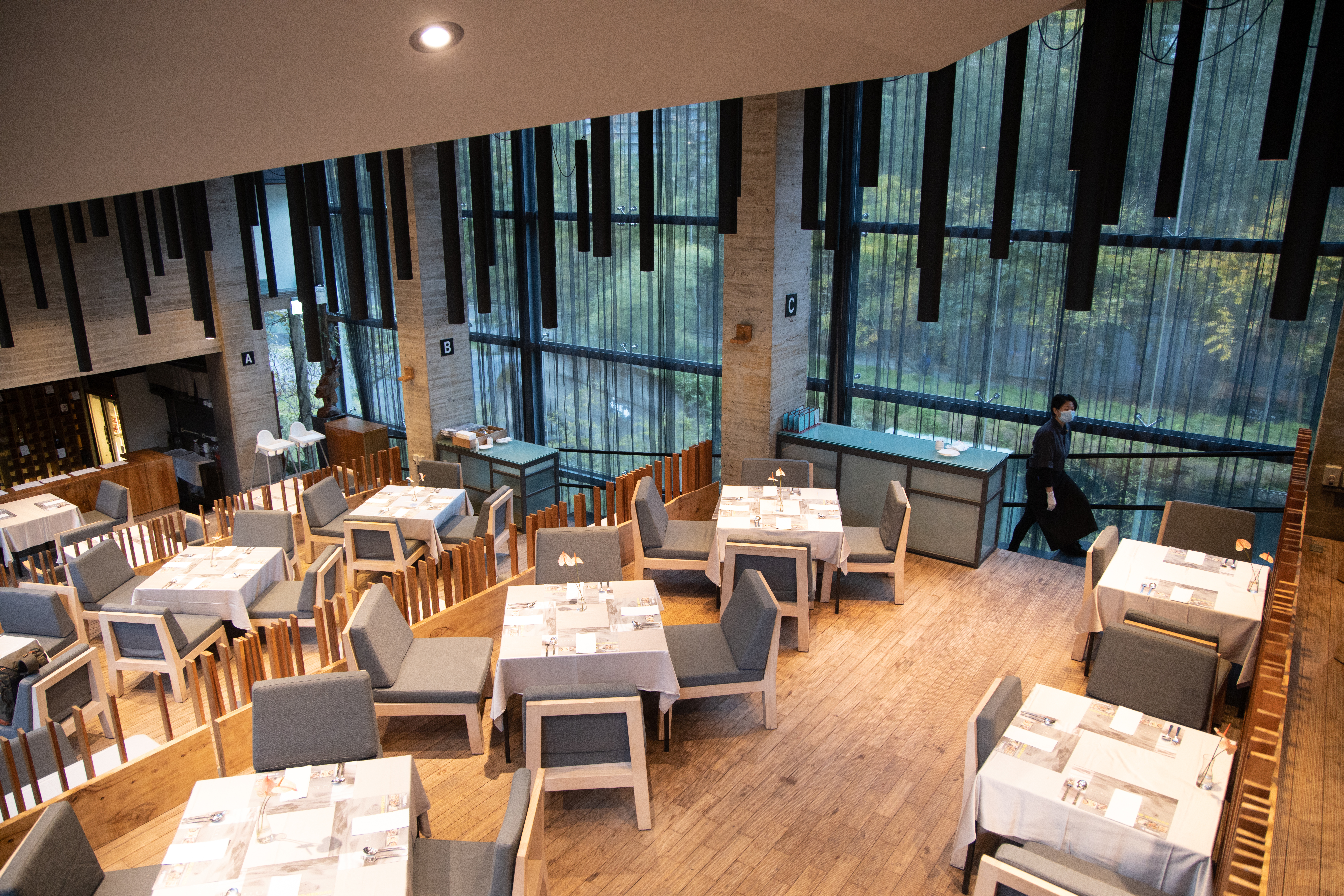 用餐空間採斜板屋頂設計，靠窗座位區能眺望溪流。
