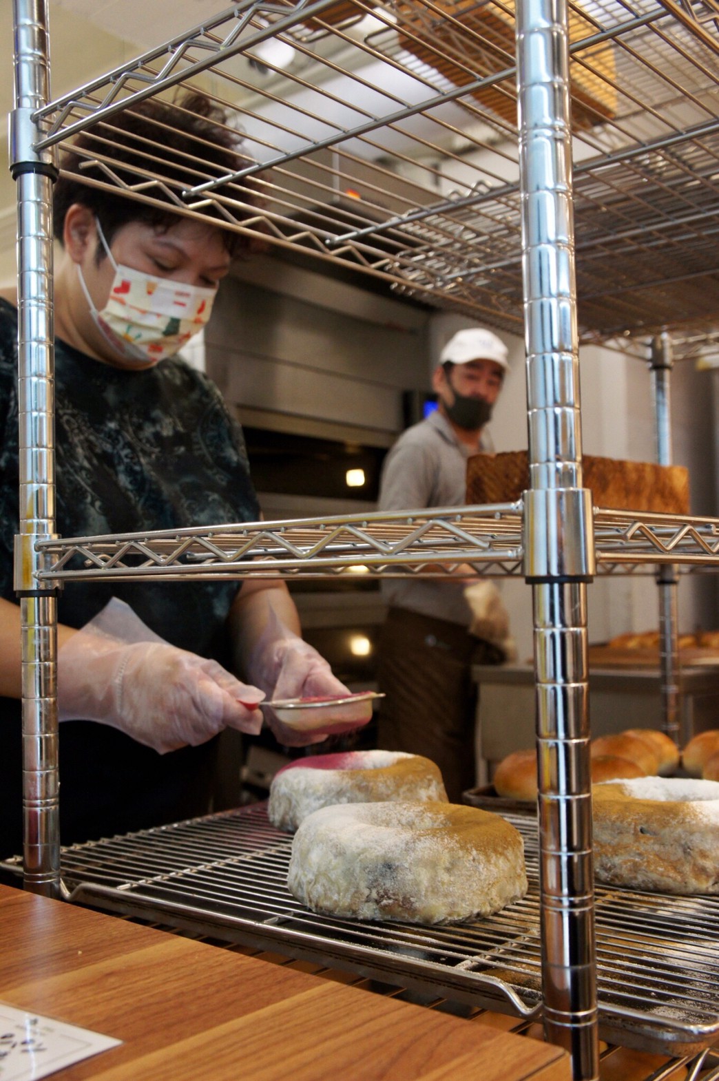 來訪「麥嵐綺麵包（林口店）」，很可能見到麵包大師野上智寬和太太蔡淑如在廚房裡幫忙。