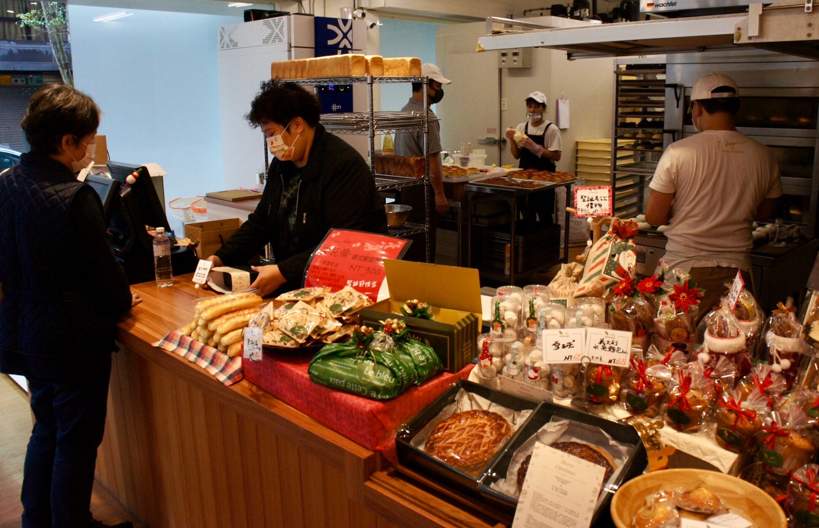 「麥嵐綺麵包（林口店）」空間陳設簡單直接。