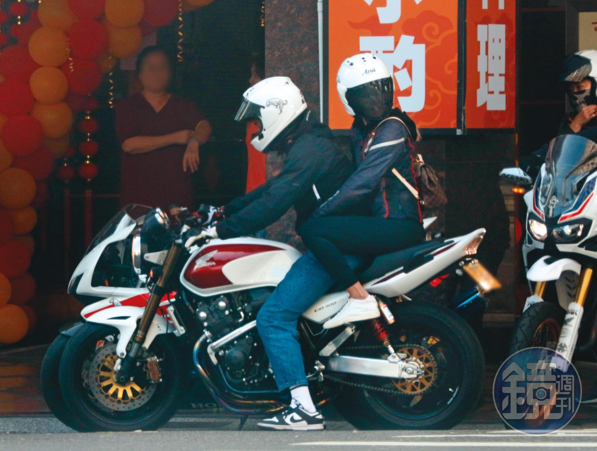2/14 14:12 明明重機都還沒發動,拐拐(右)抱著阮經天,讓自己一刻都不可能掉下車去。
