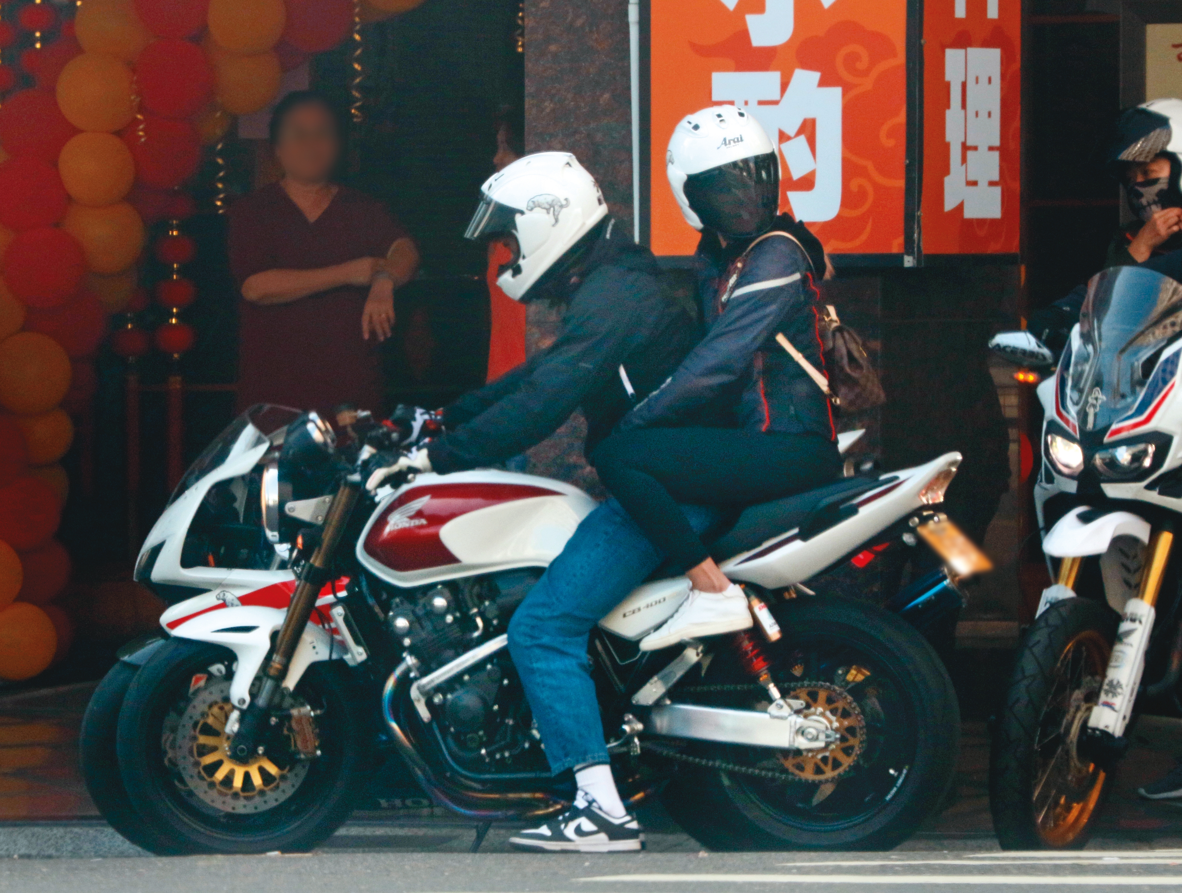 2/14 14:12 明明重機都還沒發動，拐拐（右）抱著阮經天，讓自己一刻都不可能掉下車去。