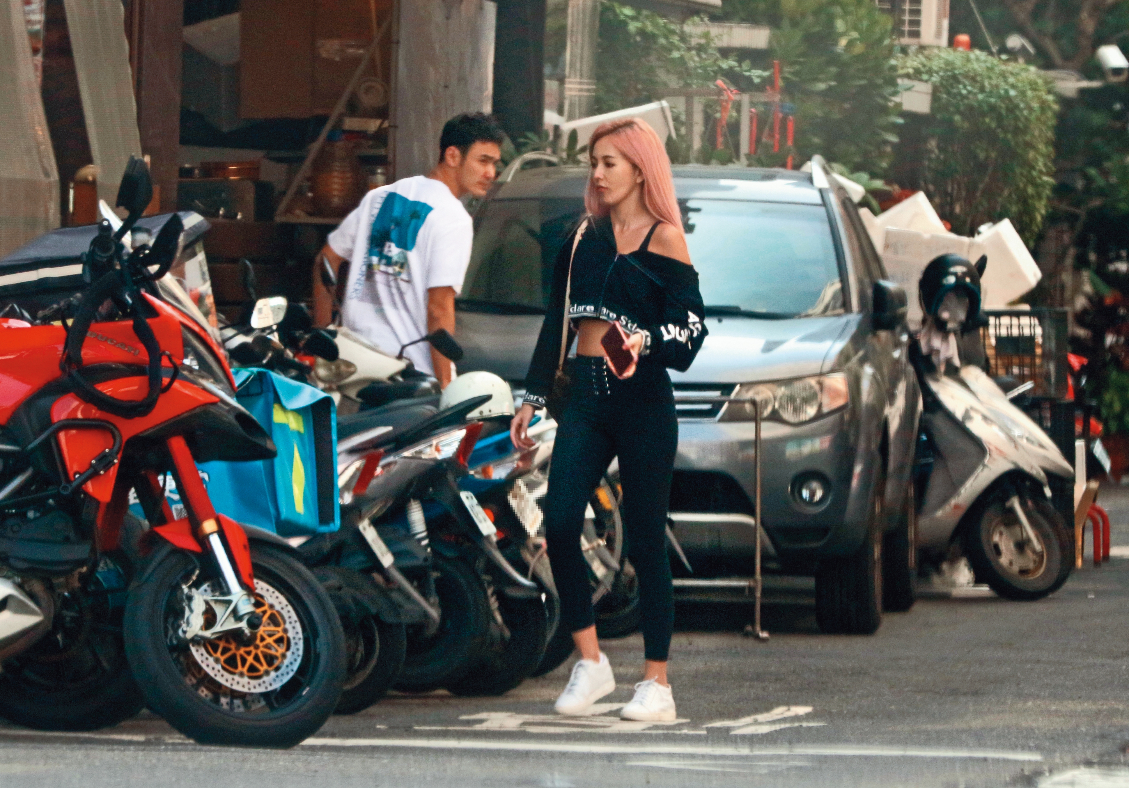 13:43 吃完飯後，阮經天又跟拐拐黏在一起，可見男男女女出遊的團體當中，兩人已被配對成功。