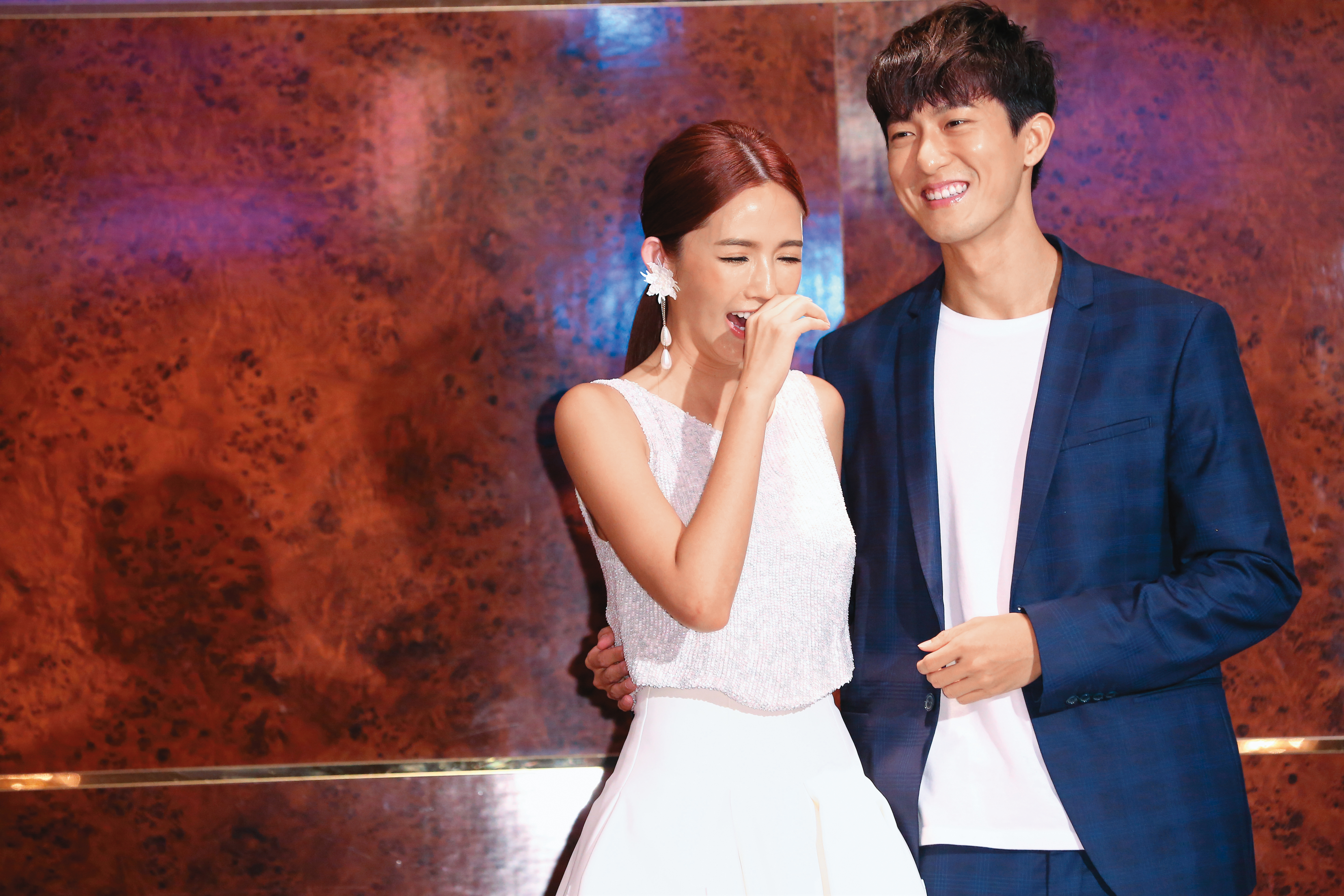 拐拐過去跟邱昊奇(右)公開過戀情,而且還加入同間經紀公司,只是最後情散也離開該間公司。