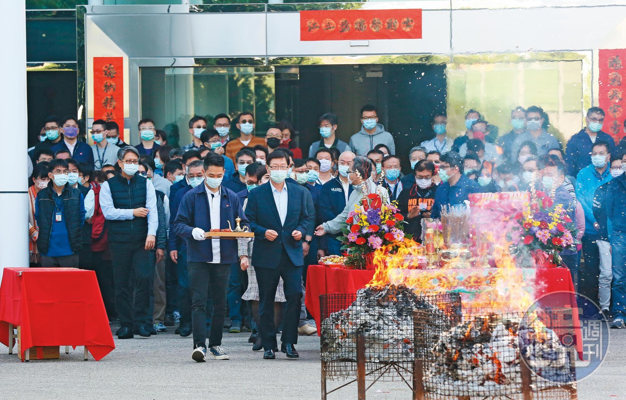 大年初九鴻海開工日，劉揚偉率領一級主管與數百員工在鴻海總部前祭祀祈福。