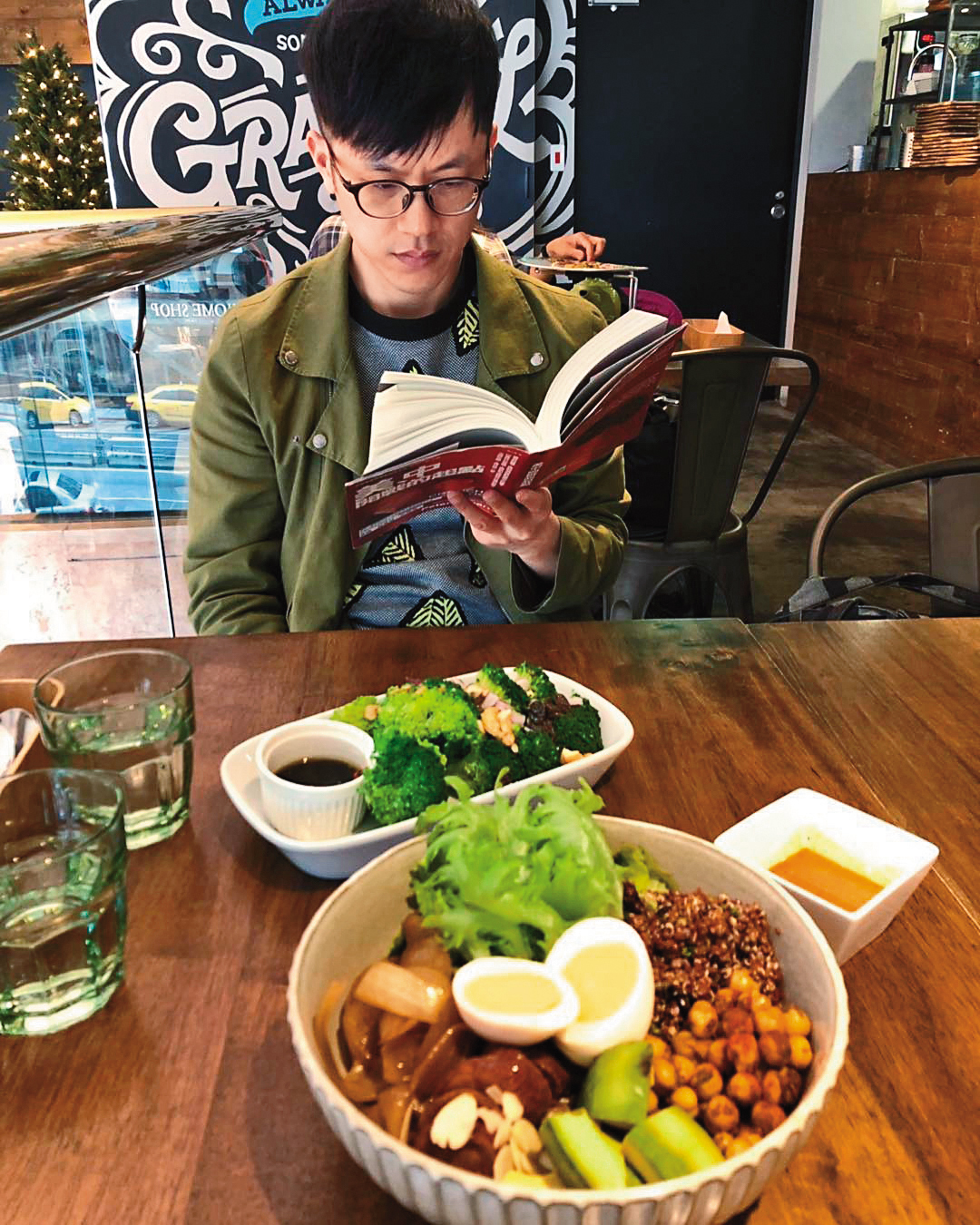 家境清寒，焦糖只讀到高職畢業，現在靠著多方涉獵書籍補充知識。（翻攝自陳嘉行IG）
