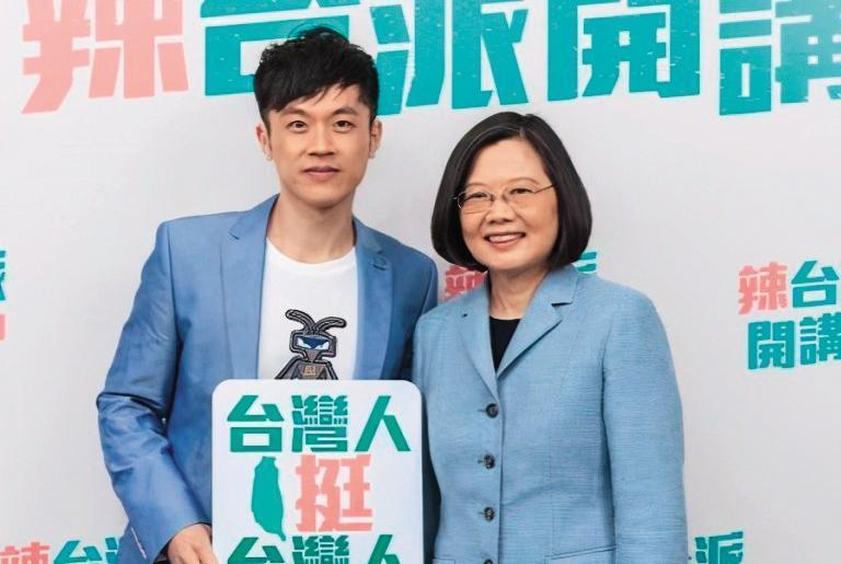 焦糖認為自己不支持特定政黨，但有欣賞的政治人物，也死忠支持總統蔡英文。