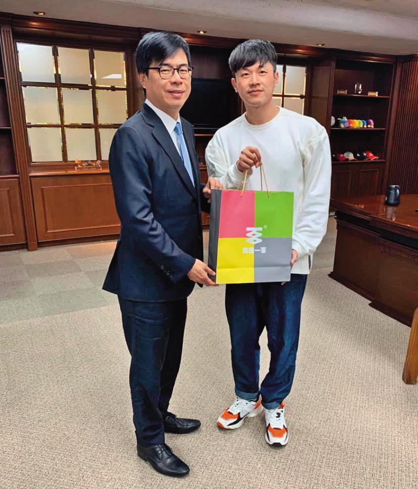焦糖和綠營關係友好，幾乎和綠營大咖都有見過面。左為高雄市長陳其邁。（翻攝自焦糖陳嘉行臉書）