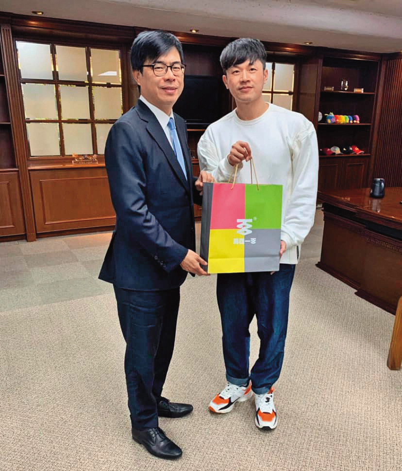 焦糖和綠營關係友好，幾乎和綠營大咖都有見過面。左為高雄市長陳其邁。（翻攝自焦糖陳嘉行臉書）