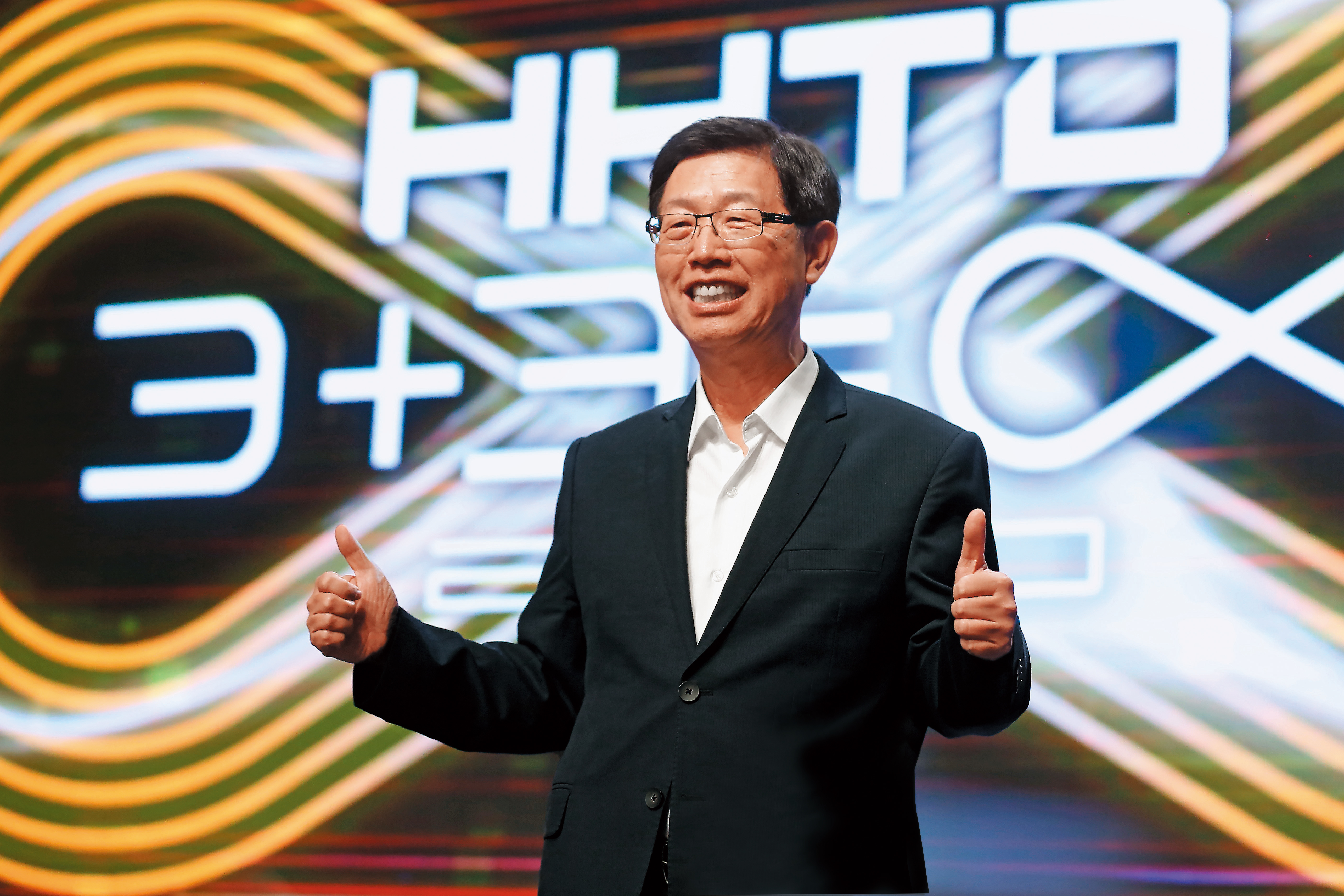 鴻海董事長劉揚偉主帥親征搶攻電動車，今年初起吸引外資大買30萬張股票，股價漲逾2成。