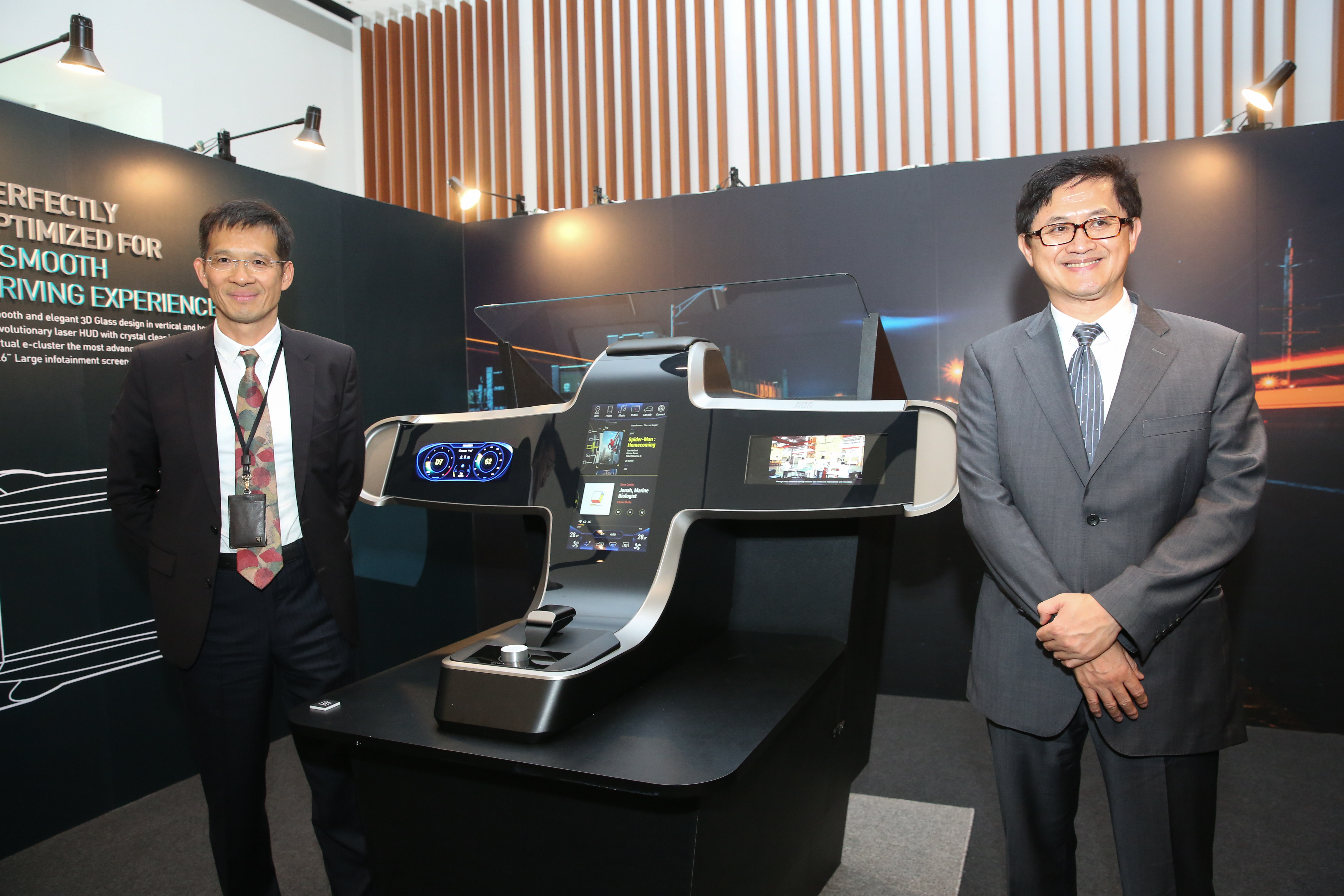 童子賢（右）的策略很清楚，先鎖定龍頭特斯拉，從中控台到充電樁，證明和碩的實力與德、日系統整合商不相上下。