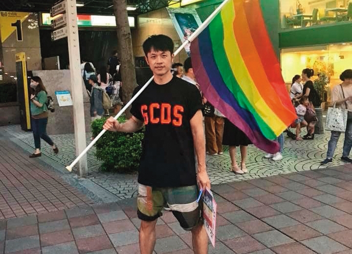 焦糖力挺婚姻平權，除了臉書發聲外，也會站上街頭。（翻攝自焦糖陳嘉行臉書）