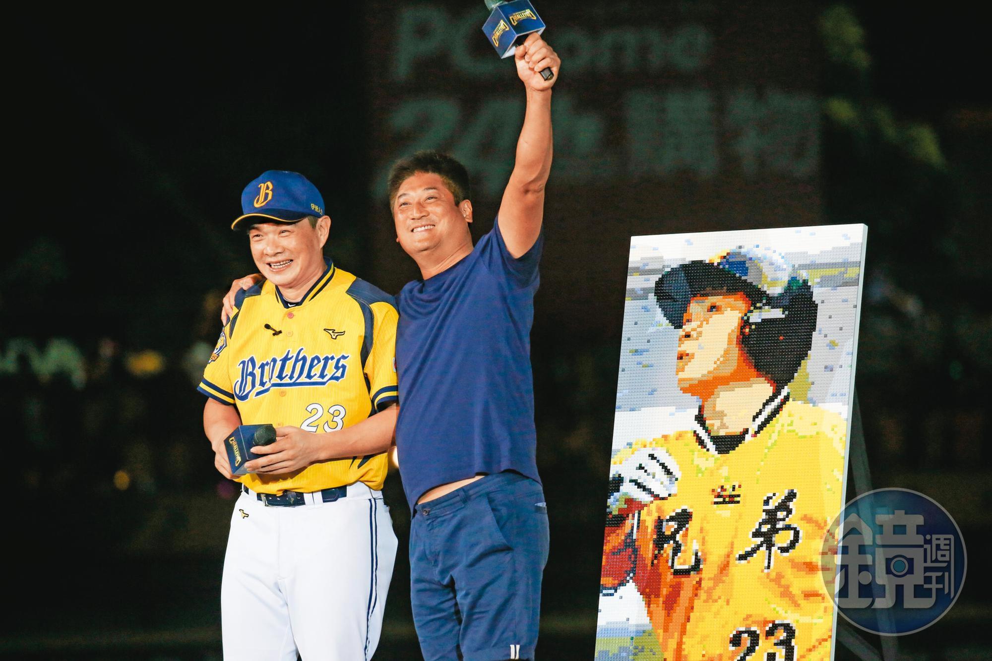 中信集團2014年接手經營兄弟象後,辜仲諒(右)就一直以球隊大家長自居,連當家球星彭政閔(左)退休儀式,辜也出席打氣。