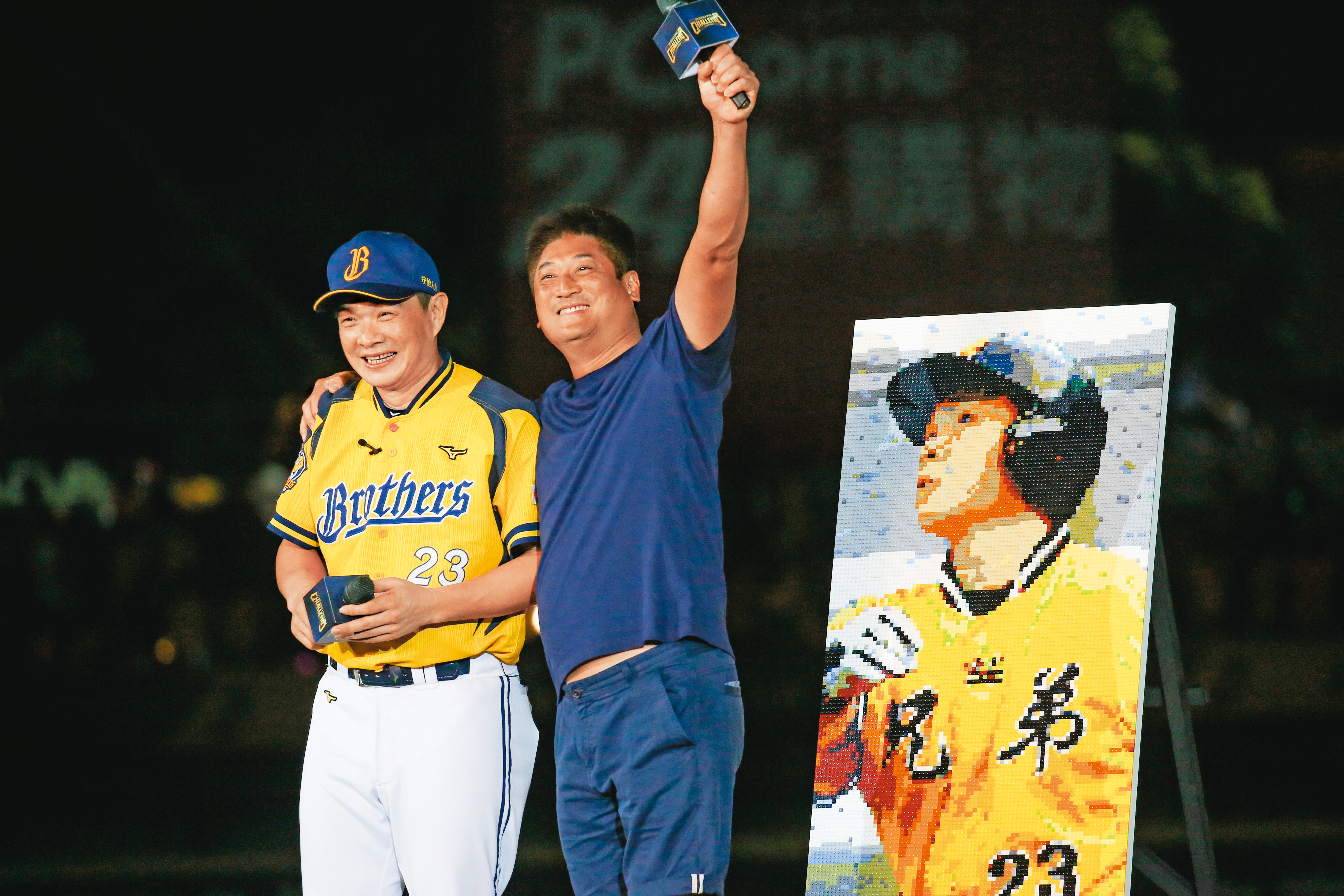 中信集團2014年接手經營兄弟象後，辜仲諒（右）就一直以球隊大家長自居，連當家球星彭政閔（左）退休儀式，辜也出席打氣。