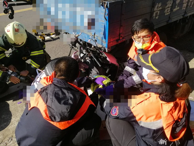 媽媽和小兒子救出時已失去呼吸心跳。(翻攝畫面)