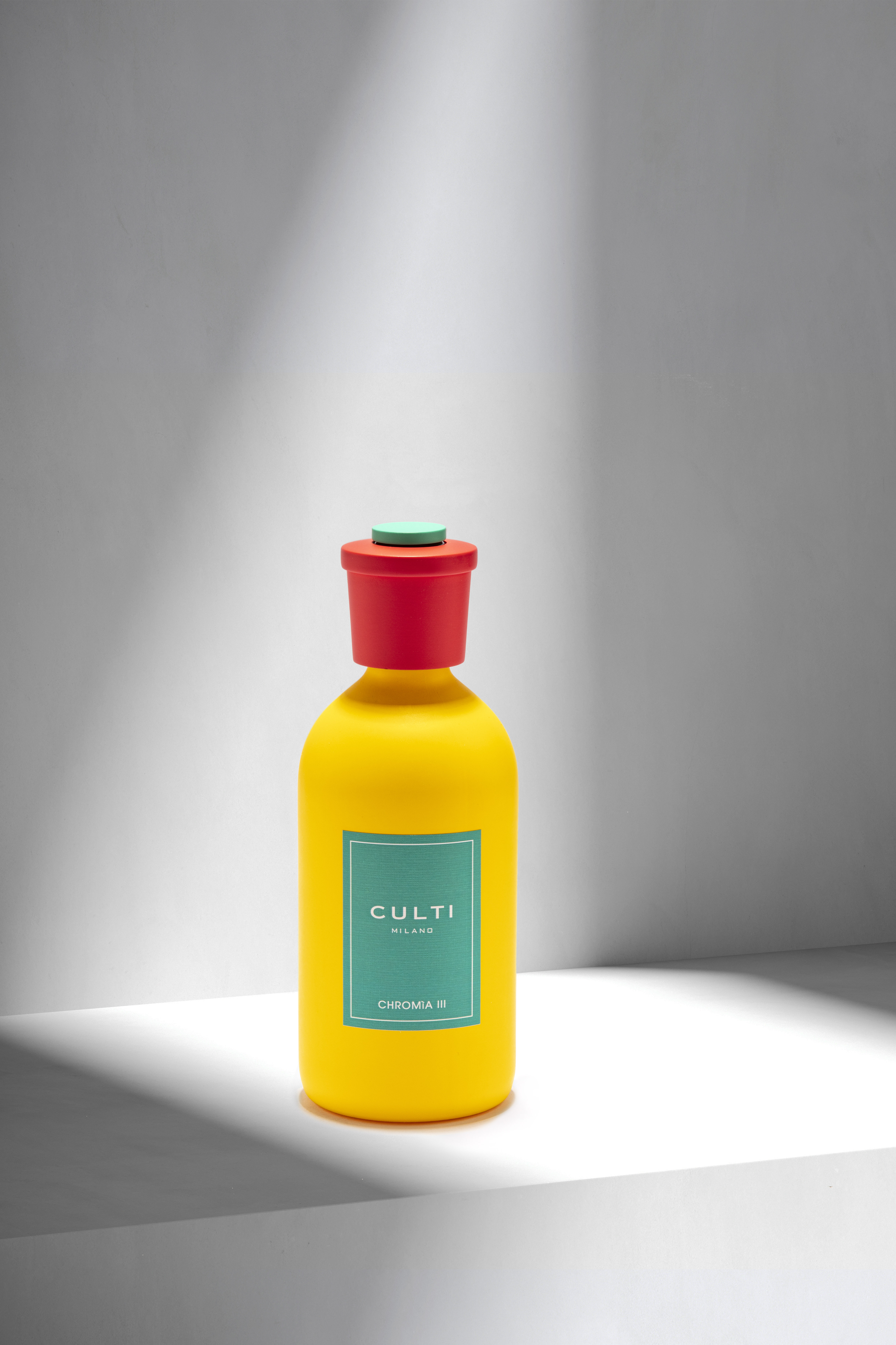 春日幻彩限量經典擴香（藍標）。500ml/NT$4,000。（10/10 APOTHECARY提供）  