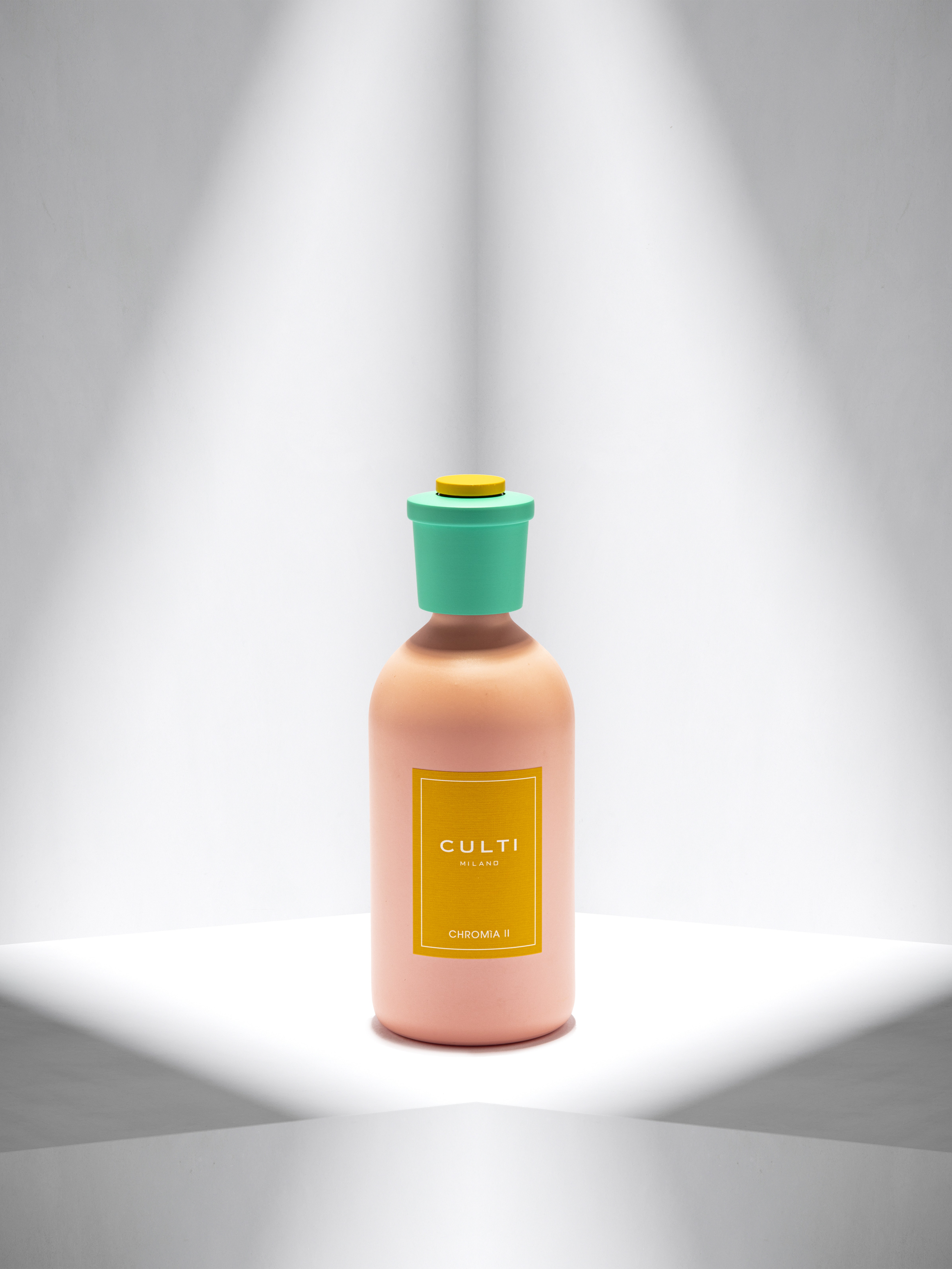 春日幻彩限量經典擴香（黃標） 。500ml/NT$4,000。（10/10 APOTHECARY提供） 