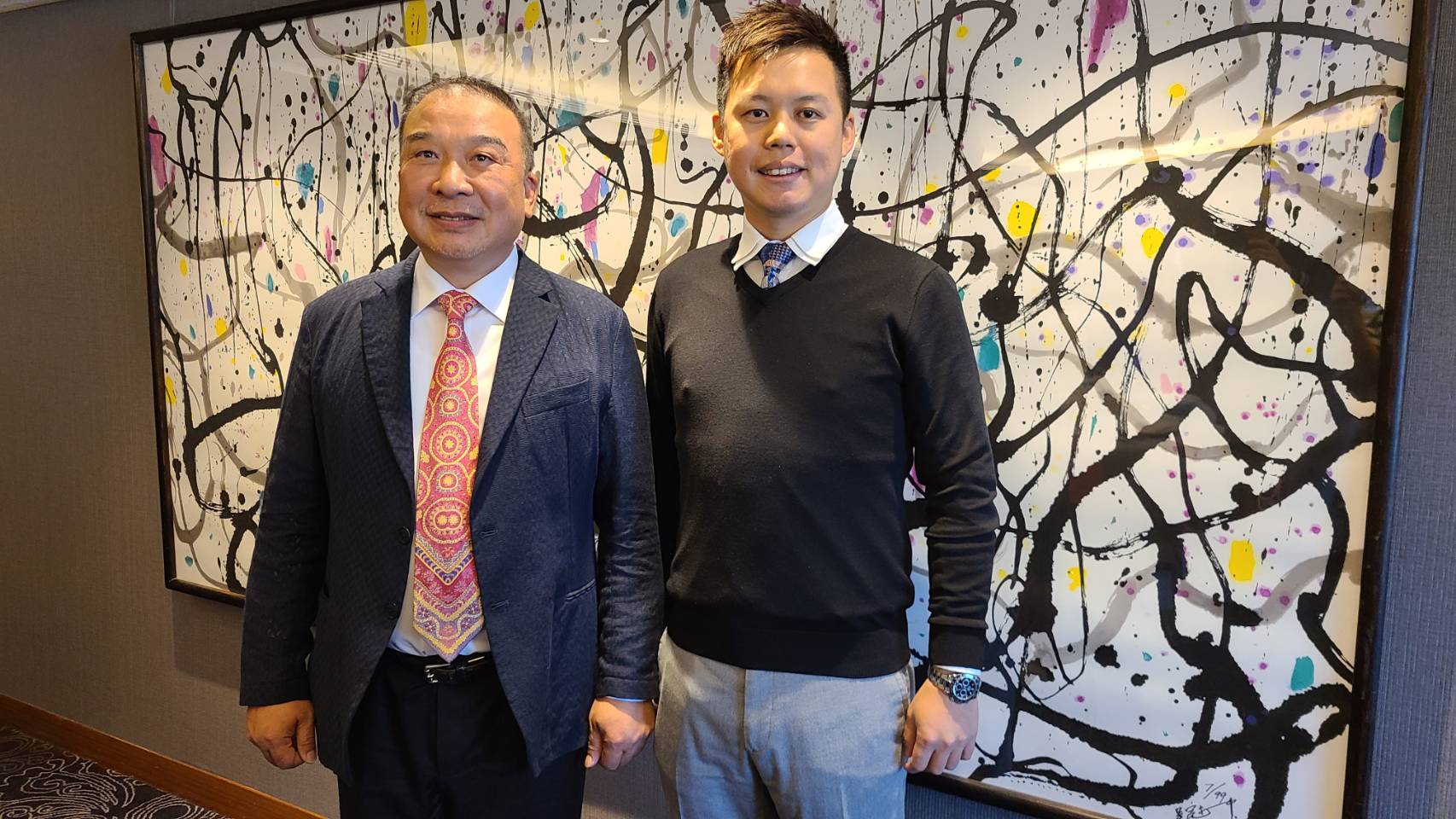 展望2021年第一季，富旺國際開發董事長林正雄（左）對公司營運表現深具信心，將持續憑著手握全台逾140億元建案量，以小坪數多案量的推案方式積極搶市。（右為林正雄之子、富旺國際開發總經理林宗毅）