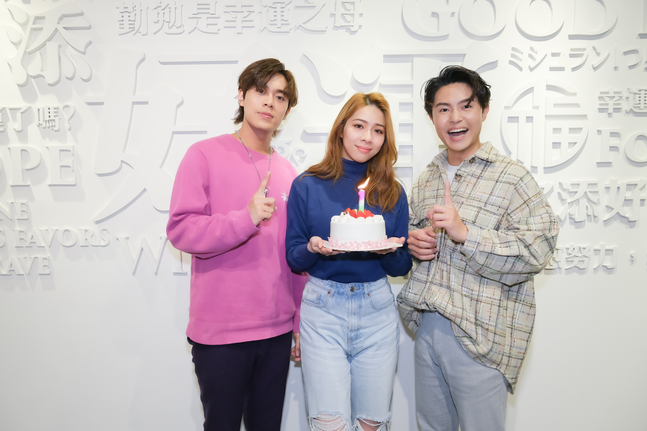 告五人手拿蛋糕，慶祝新專輯成績不俗。（相信音樂提供）