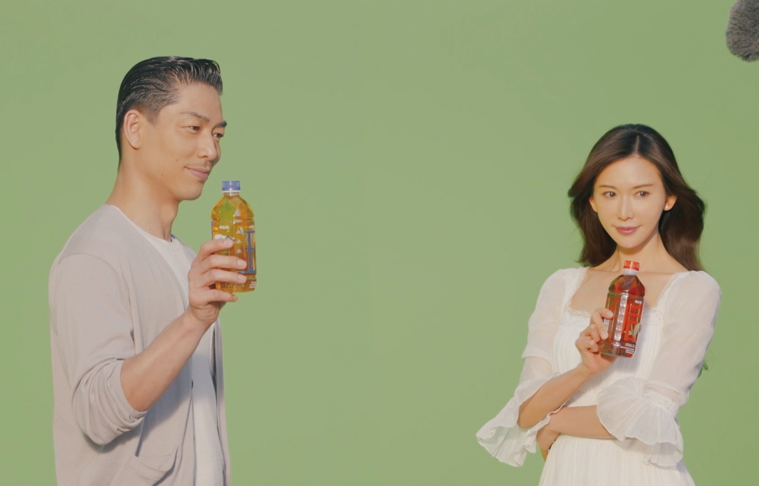 林志玲與AKIRA首度夫妻攜手擔任御茶園年度代言人。（御茶園提供）