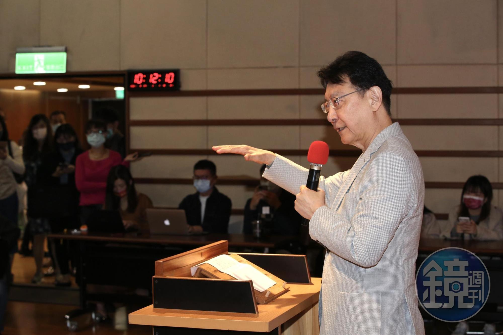 趙少康表示自己還未收到國民黨中評委的聘書,不過他並不感到著急,因黨主席選舉的規則不改,「我拿這個聘書也沒用」。
