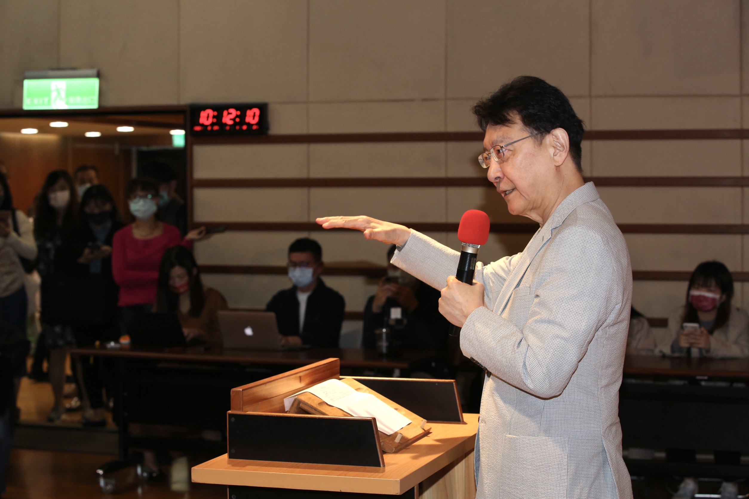 趙少康表示自己還未收到國民黨中評委的聘書，不過他並不感到著急，因黨主席選舉的規則不改，「我拿這個聘書也沒用」。