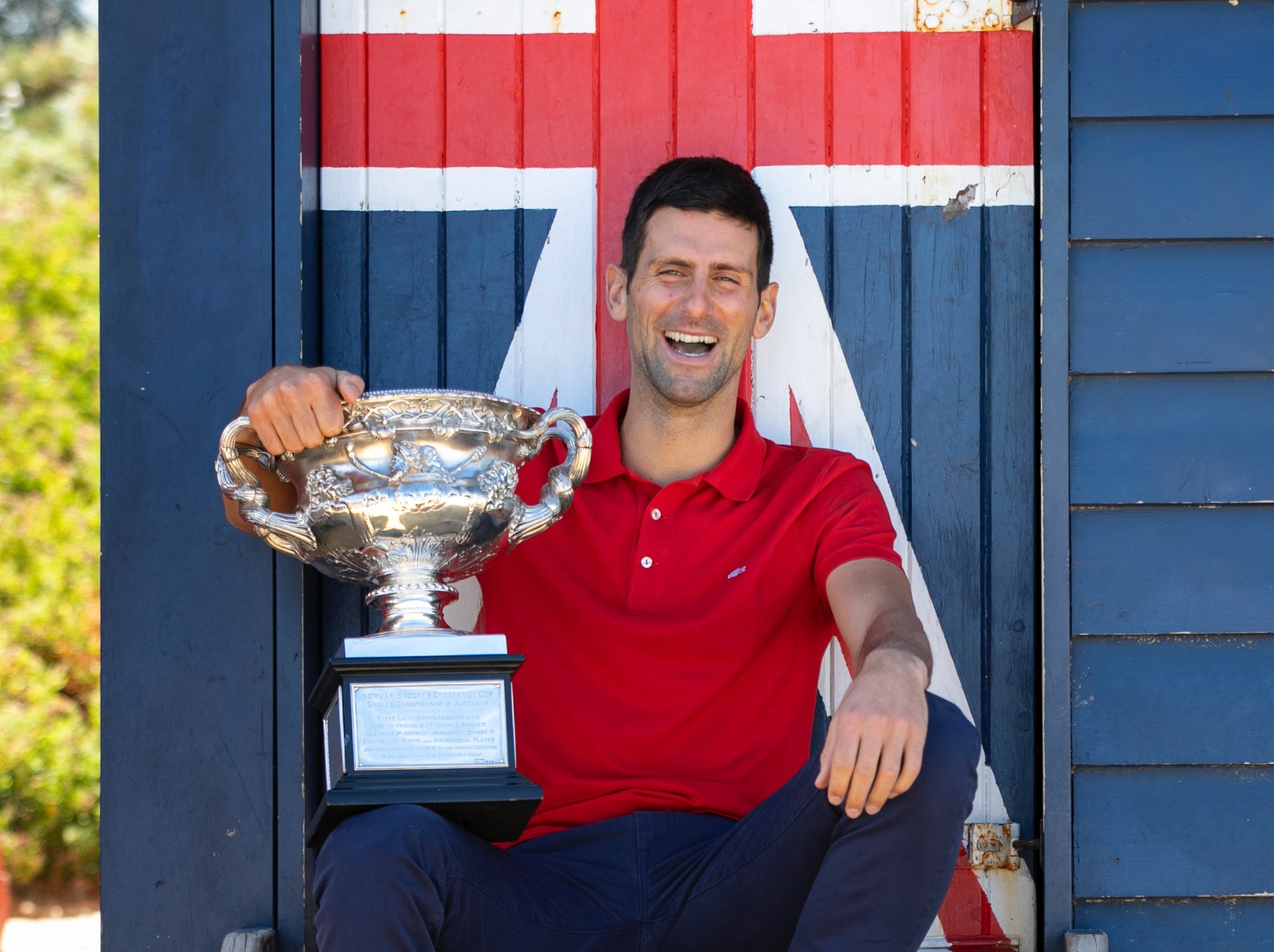 喬科維奇獲得第9座澳網冠軍金盃，生涯大滿貫數來到18座。（翻攝Australian Open推特）