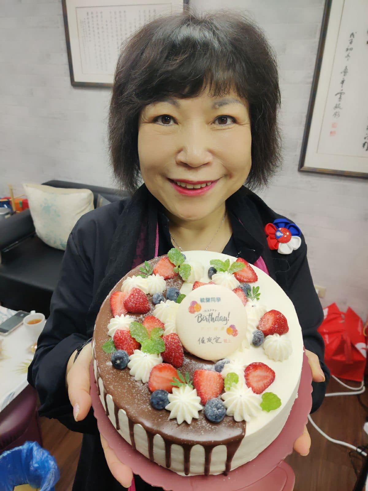 葉毓蘭捧著侯友宜送的蛋糕拍照。（翻攝自立法委員葉毓蘭臉書）