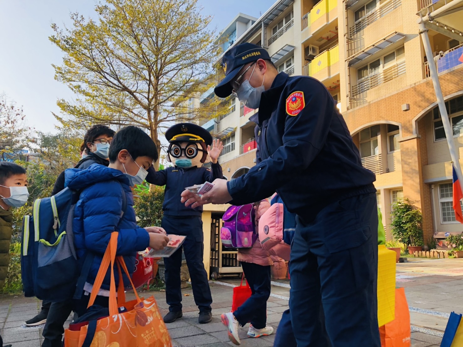 海山分局分局長李忠萍率家防官們前往海山國小向學童們進行婦幼安全宣導。（警方提供）