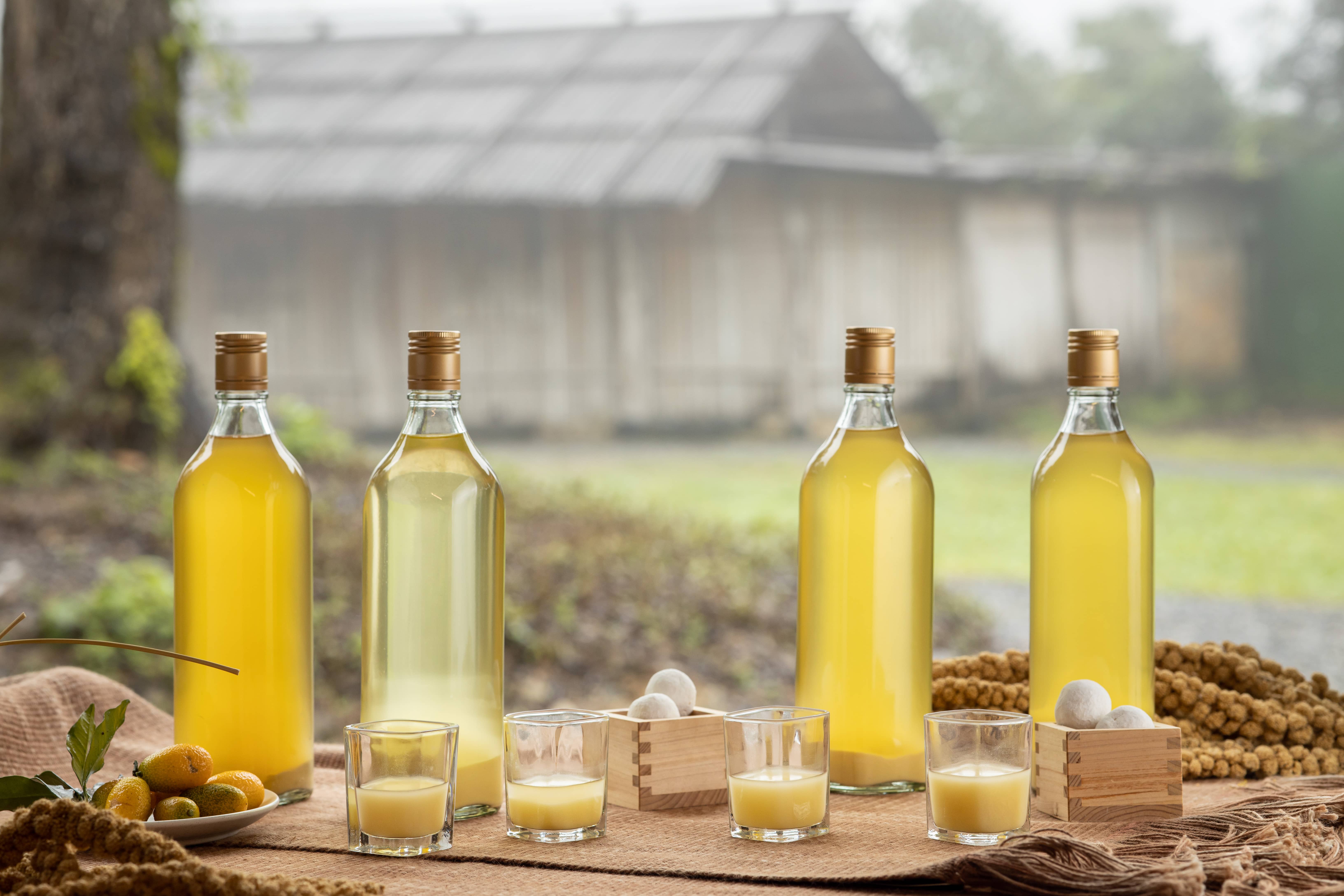 「Liàsi立婭思小米酒釀造實驗」的原料與成品，由左至右為2.1版本（日本麴＋金棗）、3號版本（白殼、日本麴＋金棗）、2號版本（日本麴）、1號版本（白殼、日本麴）。其中2.1獲一致好評，被歐子豪笑稱是「妹酒」。