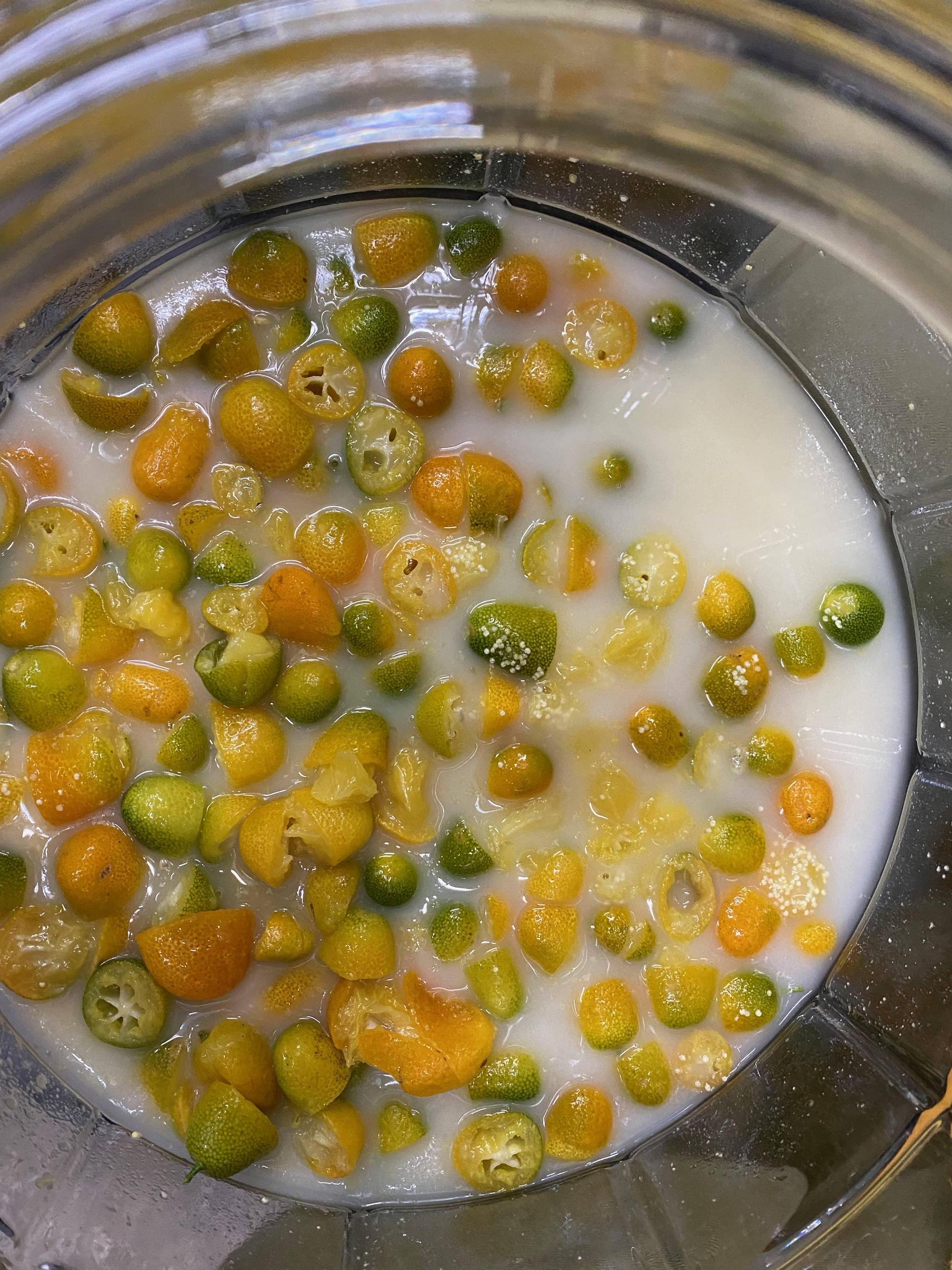 歐子豪將橘酒泡皮法也運用在這次泡金棗的實驗中。（歐子豪提供）