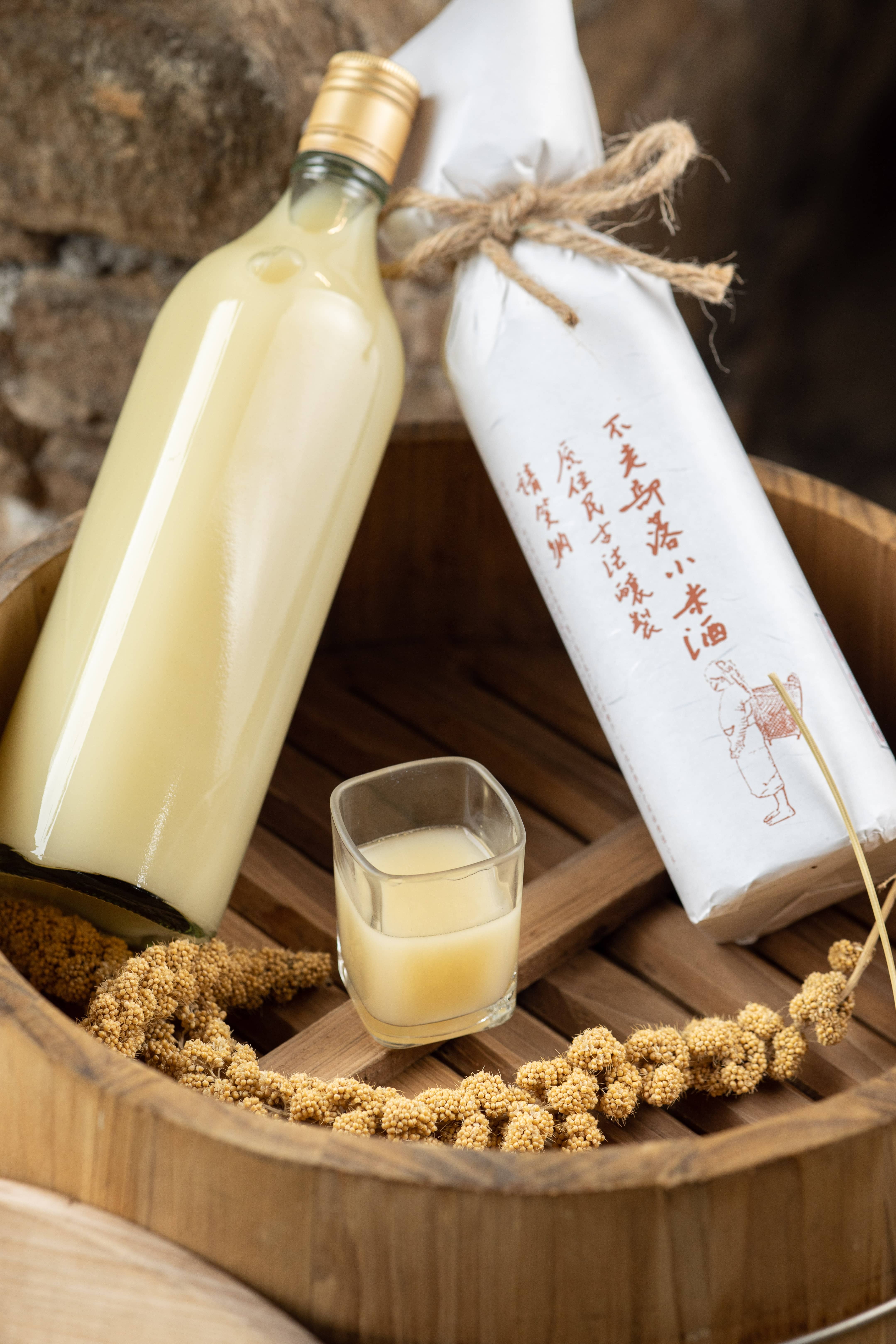 不老部落販售的「小米酒」。(800元/瓶、600ml)