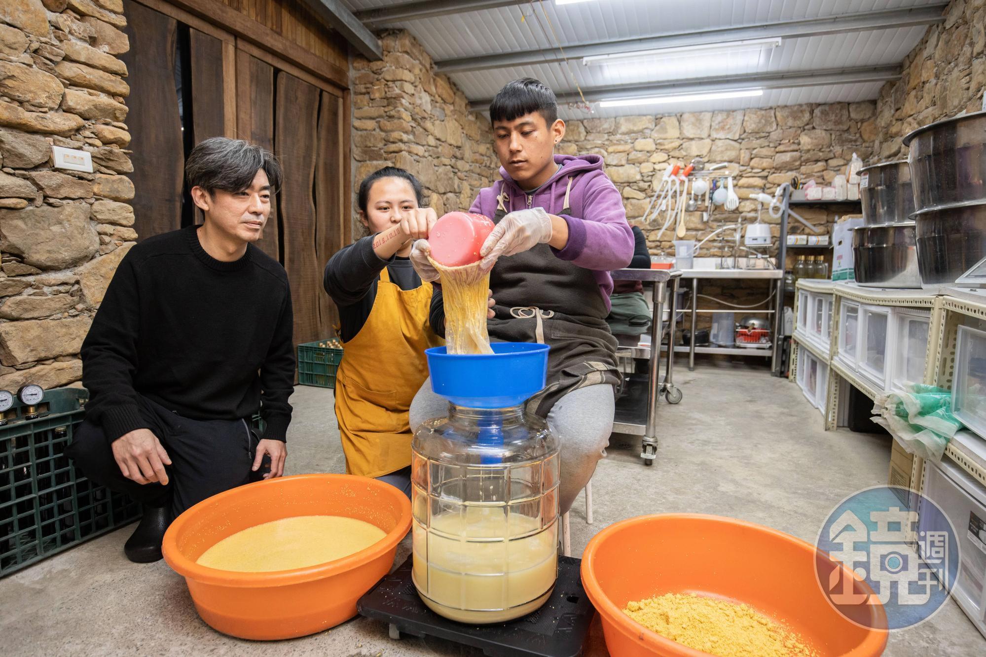 歐子豪與部落釀酒師妙惠、族人，一同進行瀝酒程序。
