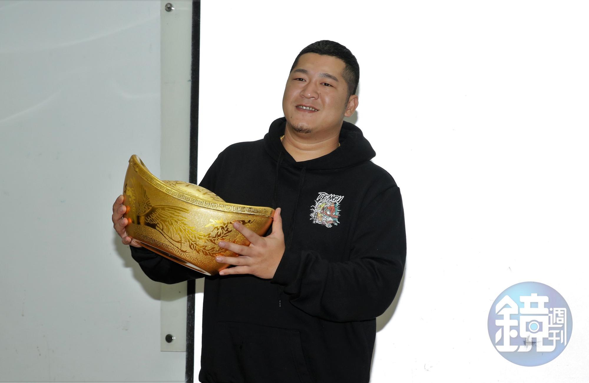 草爺代言手機遊戲《寶島娛樂城》,原訂要出席的超艾夾卻因被刺傷缺席今天記者會。