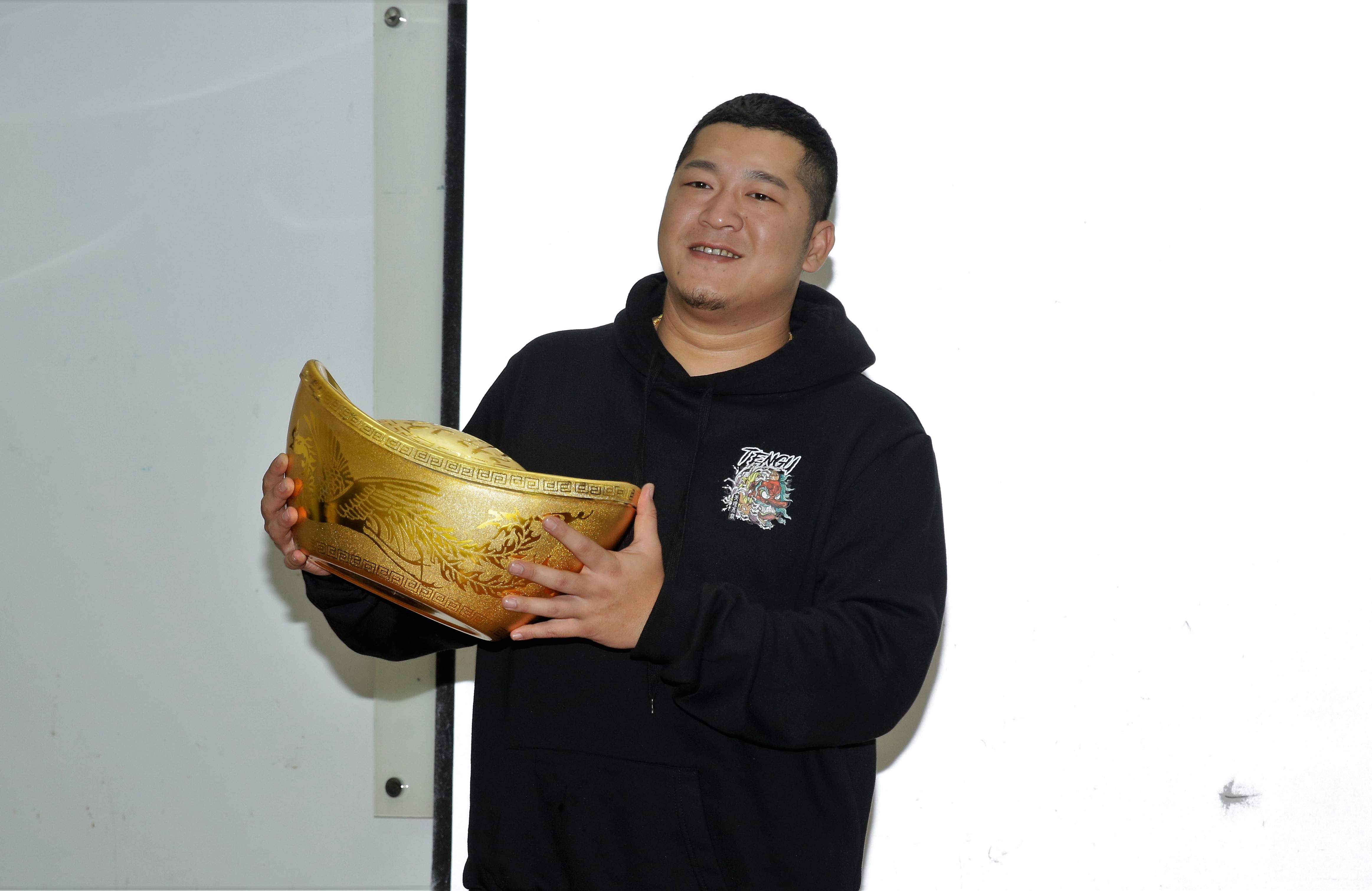 草爺代言手機遊戲《寶島娛樂城》，原訂要出席的超艾夾卻因被刺傷缺席今天記者會。