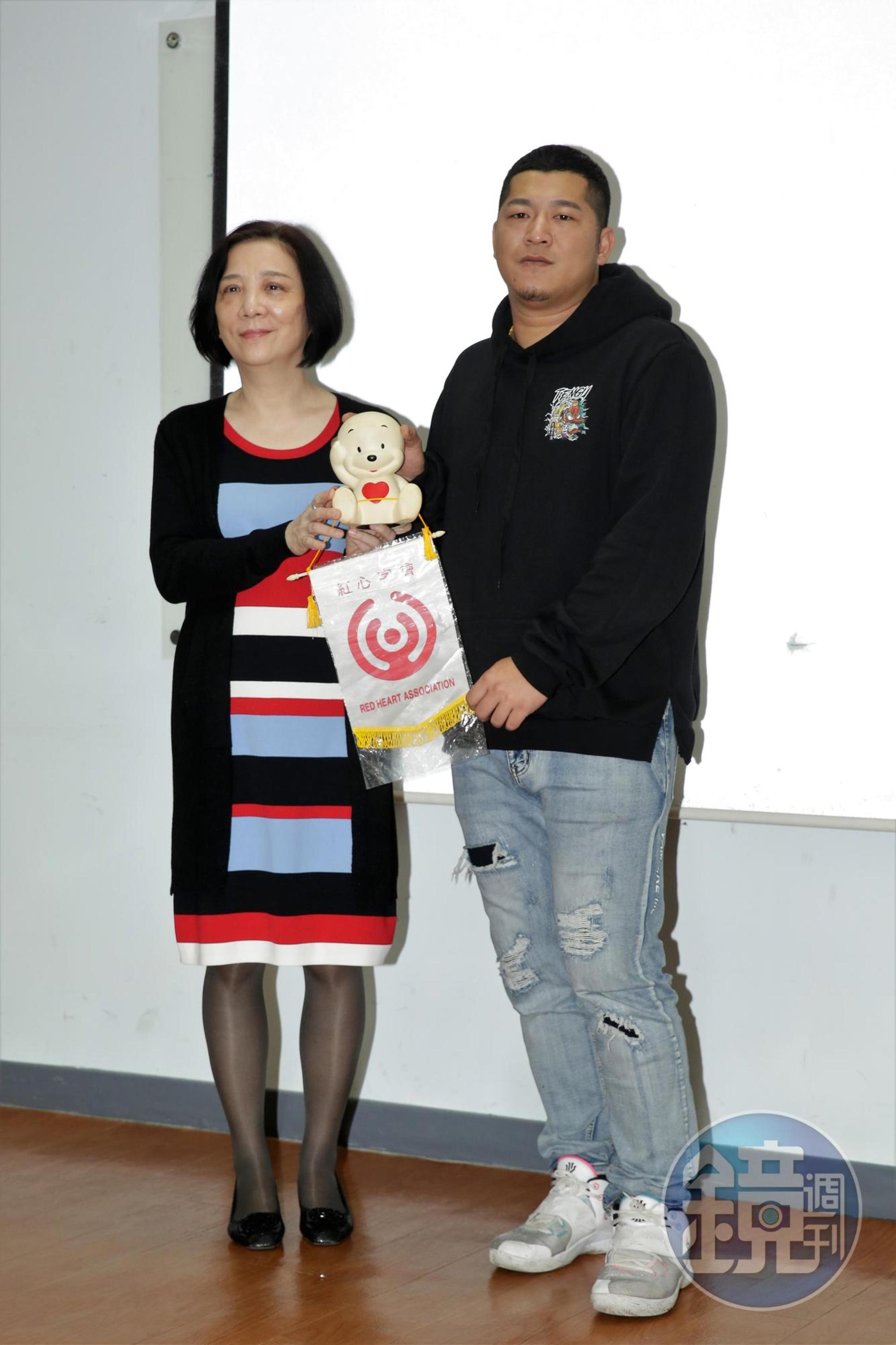 草爺宣布將手遊代言費用捐出,回饋社會。