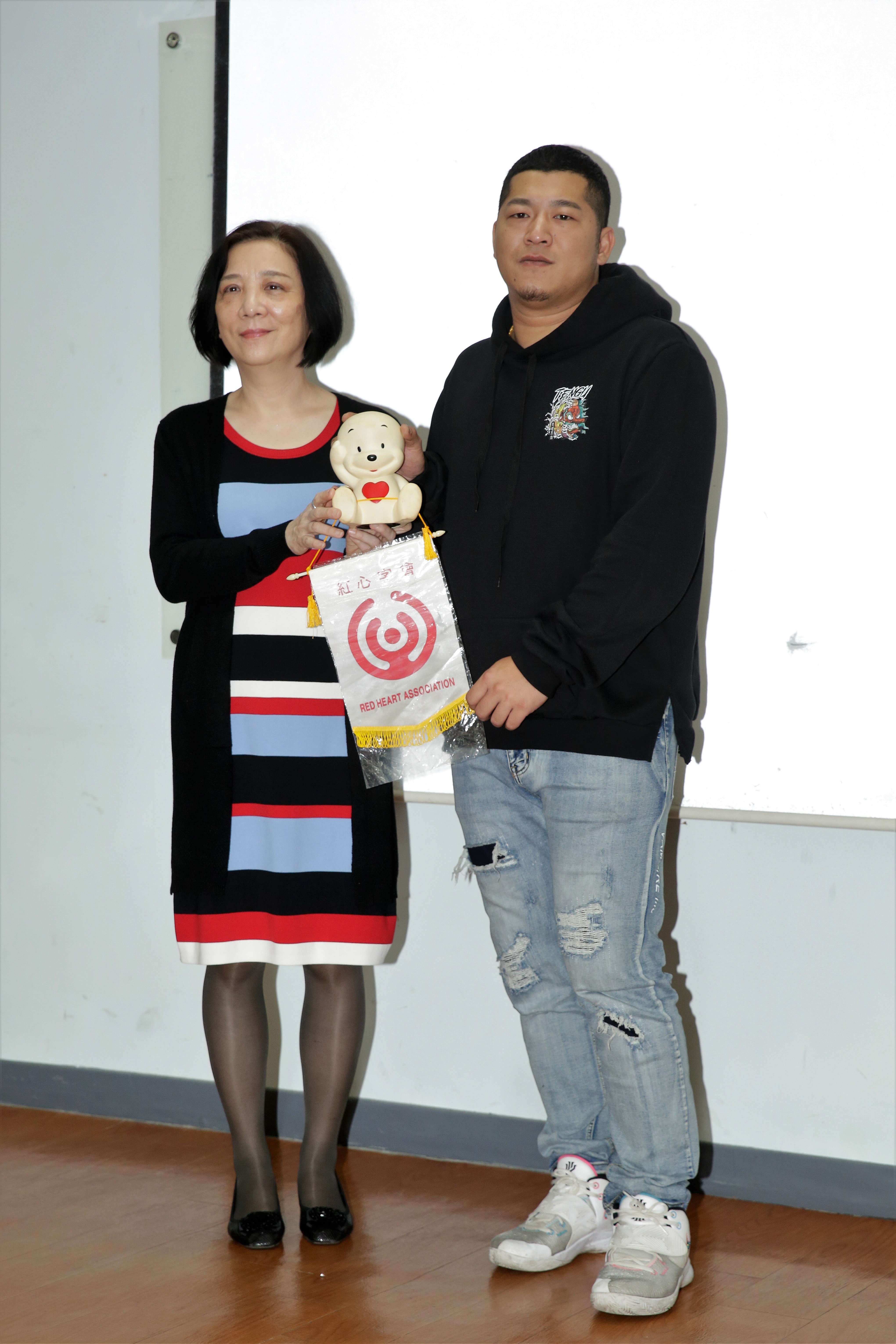 草爺宣布將手遊代言費用捐出，回饋社會。