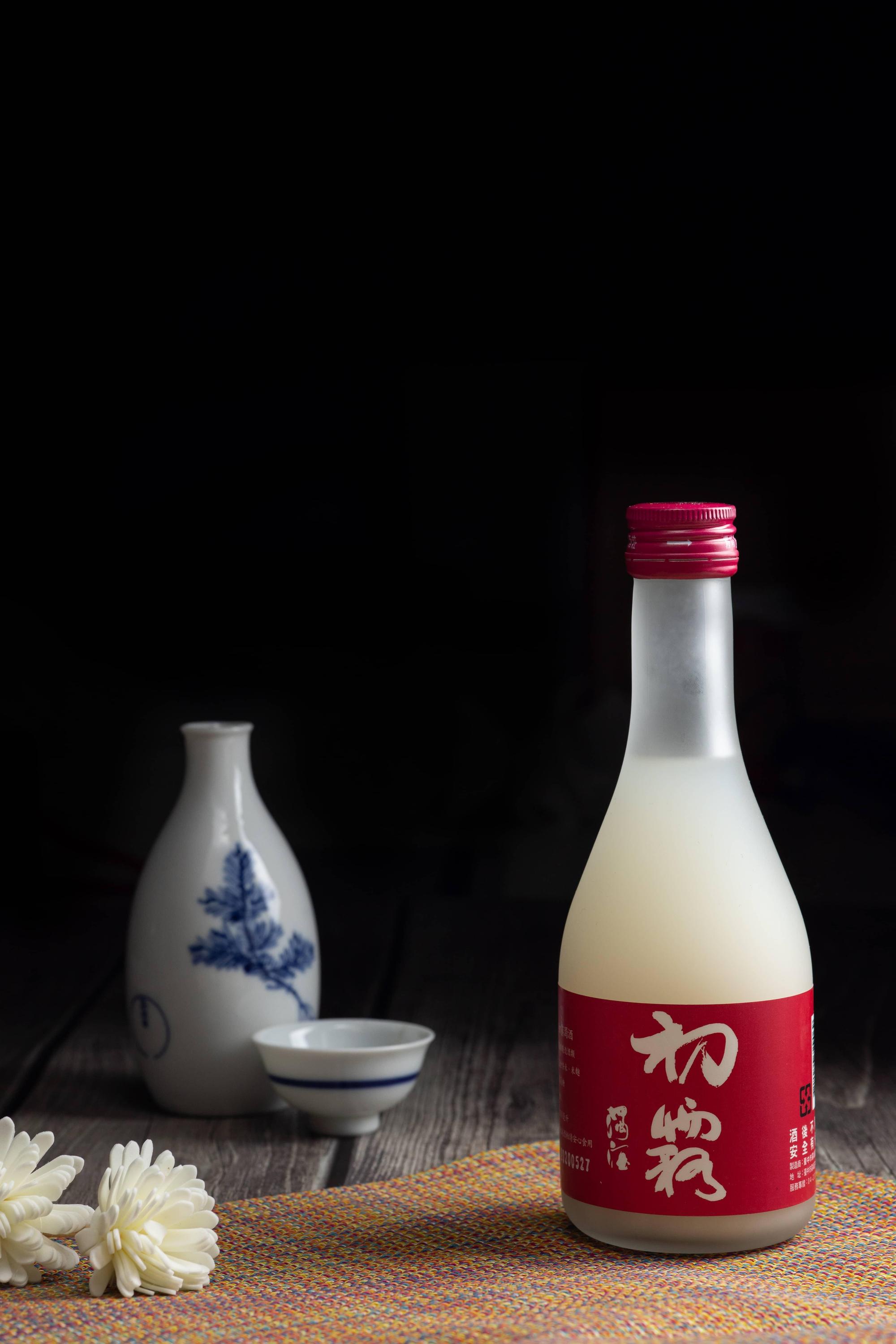 「初霧濁酒」保存了香米酒粕，酒質濃滑，風味也屬容易被接受的「甜」系。（360元／瓶、300ml，霧峰農會酒莊）