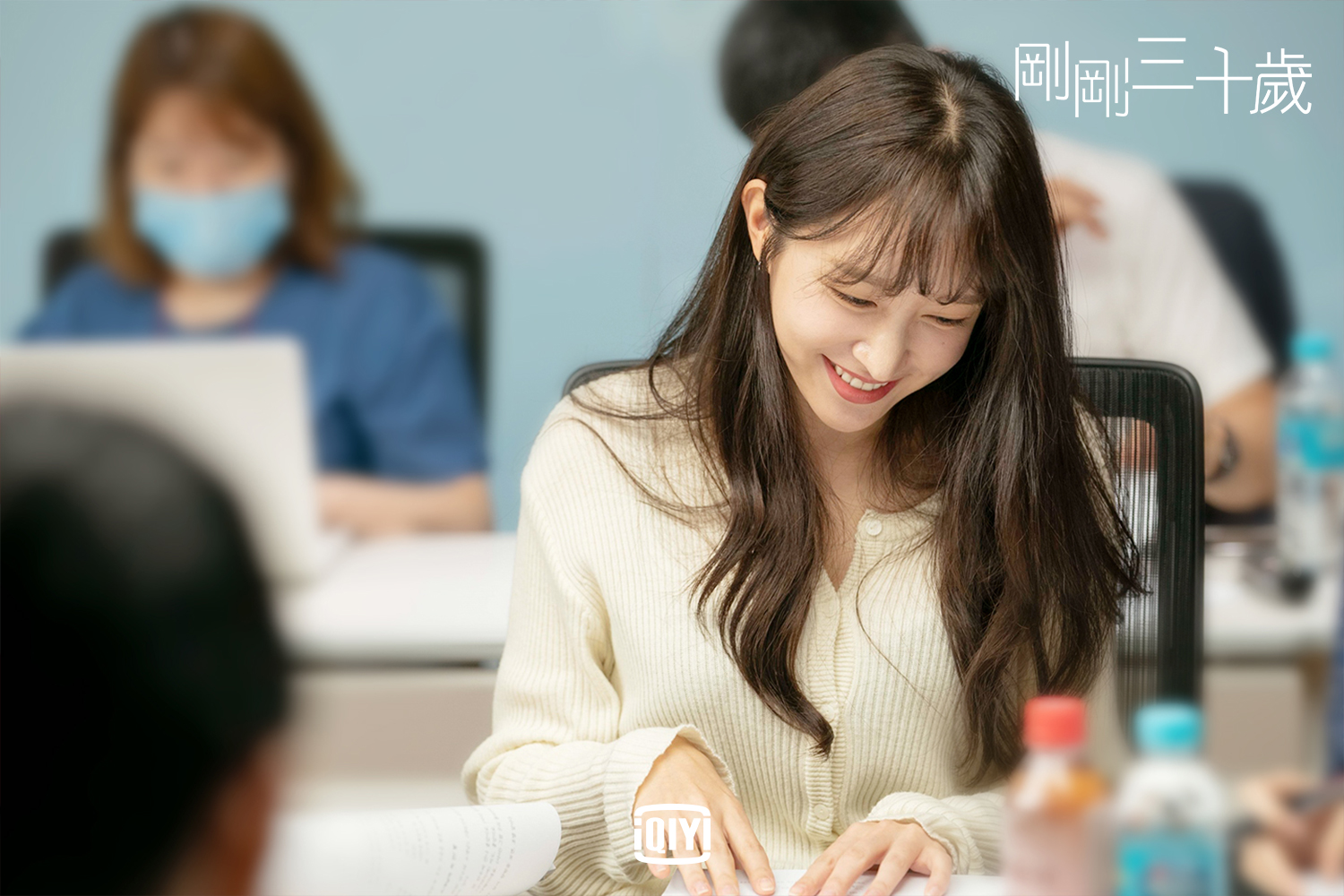 HANI安喜延去年離開老東家，使用本名作為「演員」身分出道，在《剛剛三十歲》飾演不紅主播，與年下男陷入熱戀。（愛奇藝國際站提供）