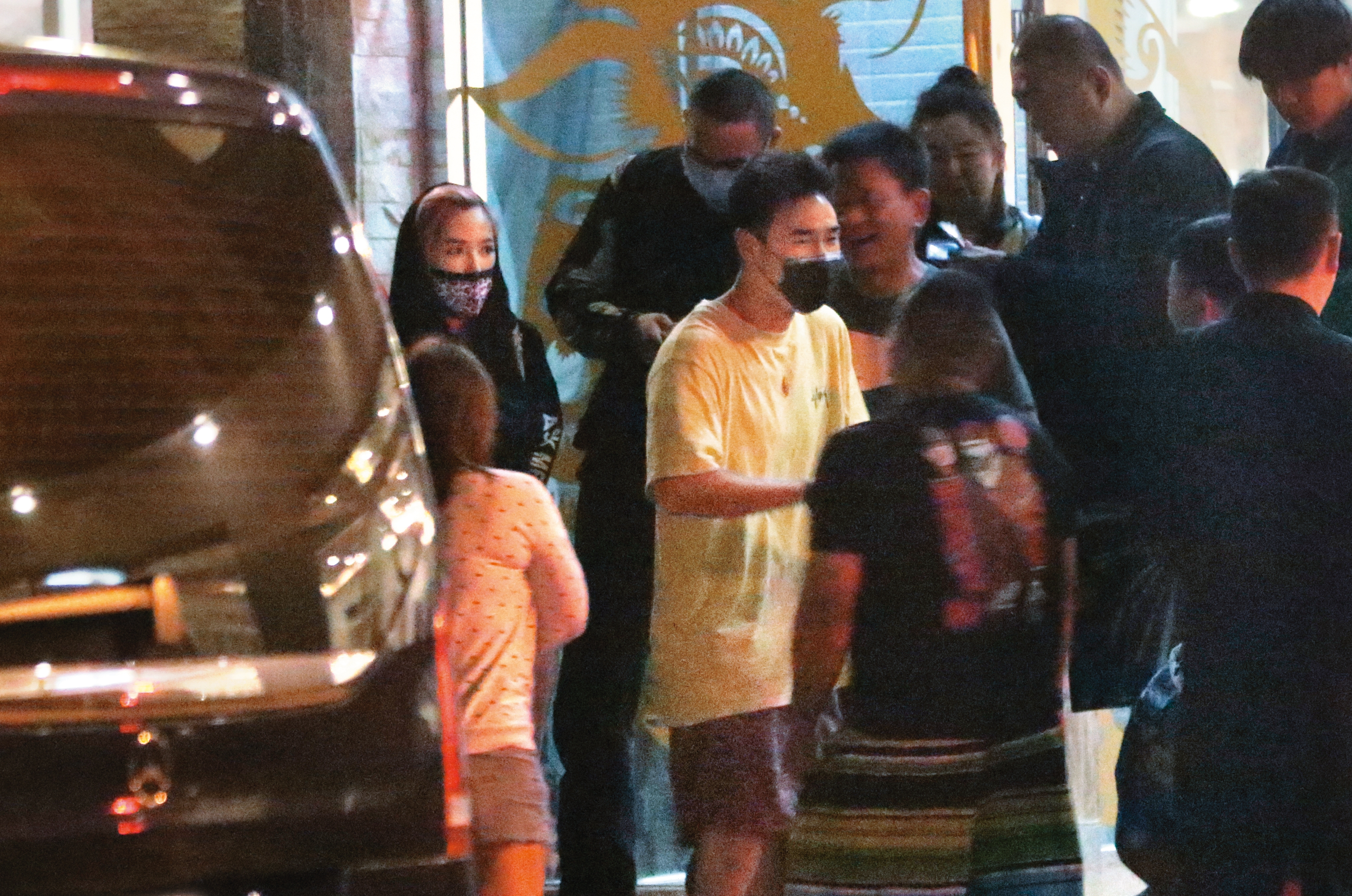 2/15 20:04 連續幾天一起行動，阮經天（黃衣者）跟拐拐（後排左1）愈來愈要好，已有股熱戀的氛圍。