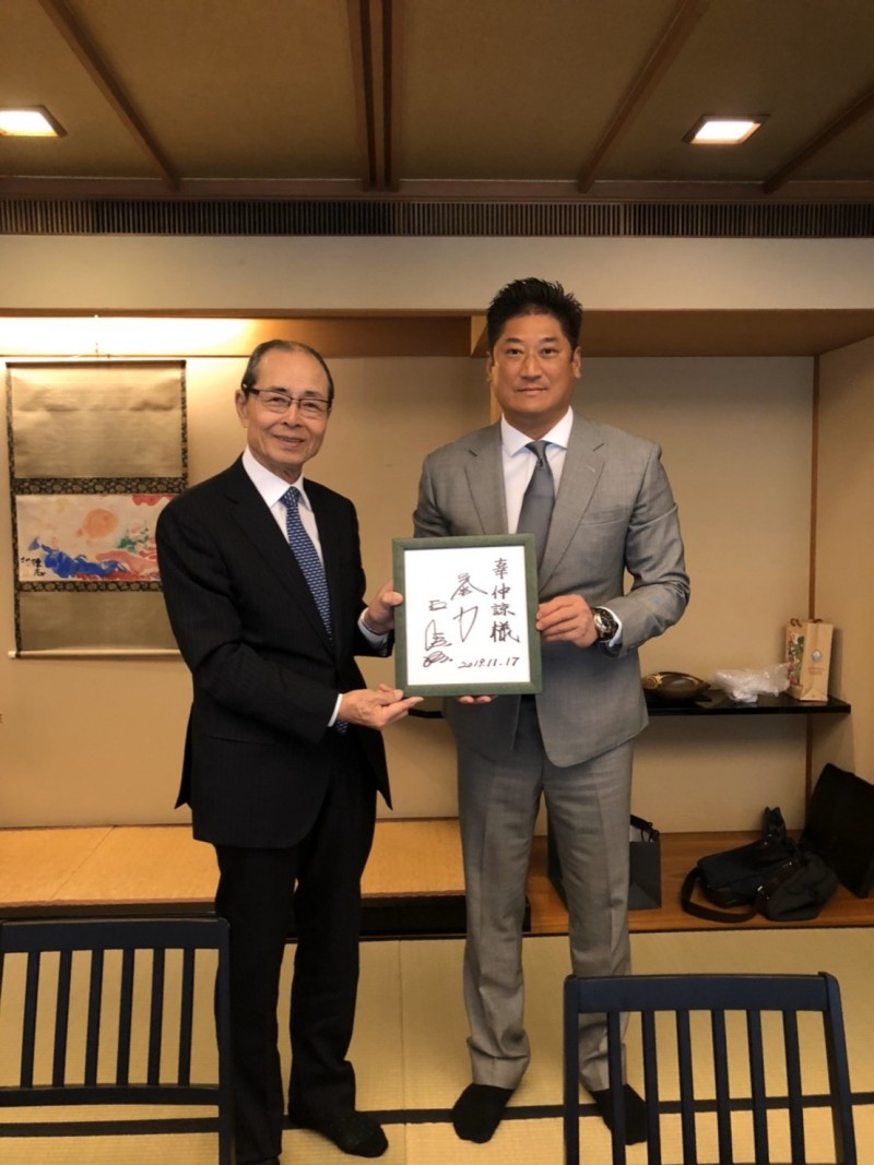 2019年辜仲諒帶隊打12強,在東京拜會王貞治。(棒協提供)