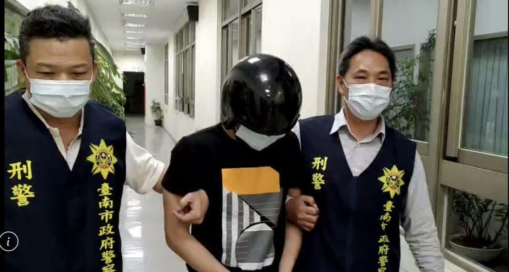 涉及上週安平區王姓男子遭殺案的曾姓男子,23日由警方拘提到案。(翻攝畫面)
