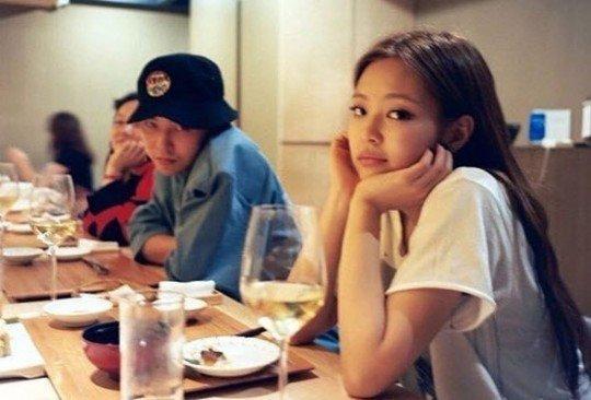 G-Dragon(左)與同公司師妹Jennie(右)被韓媒踢爆戀情。(網路圖片)