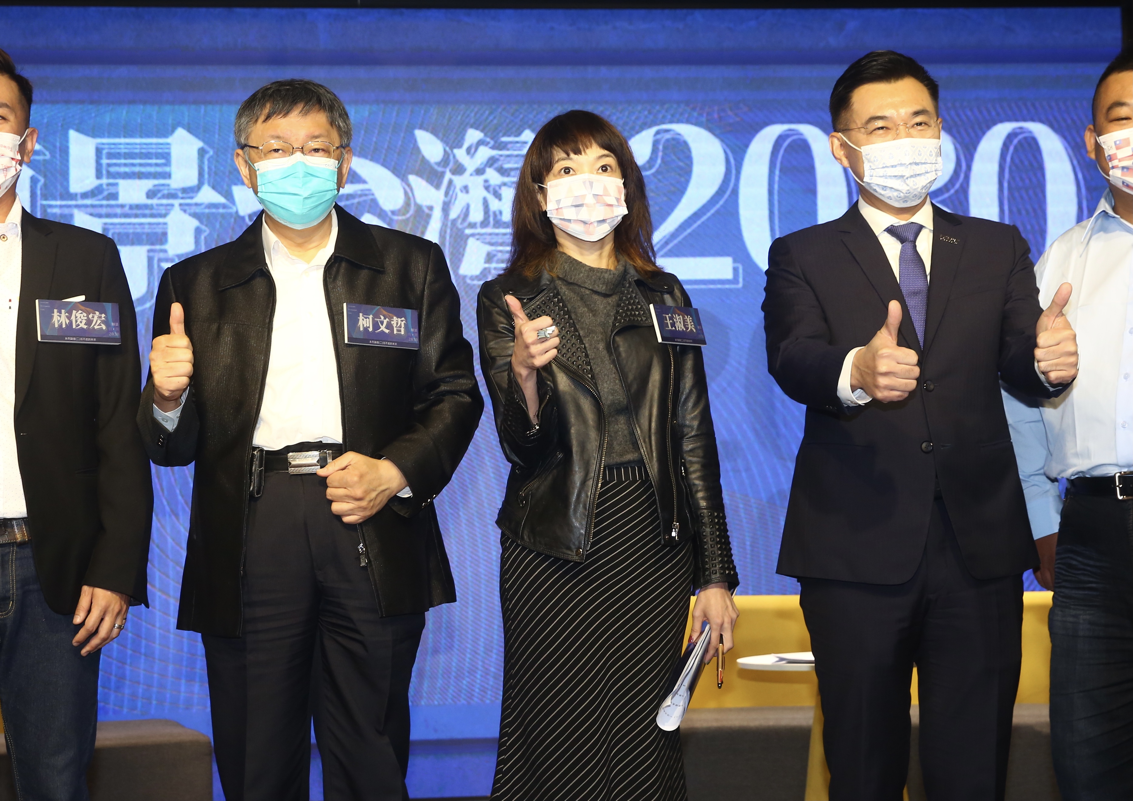 對於與柯文哲（左）同台一事惹得連勝文不開心，江啟臣（右）表示，是溝通過程有落差。