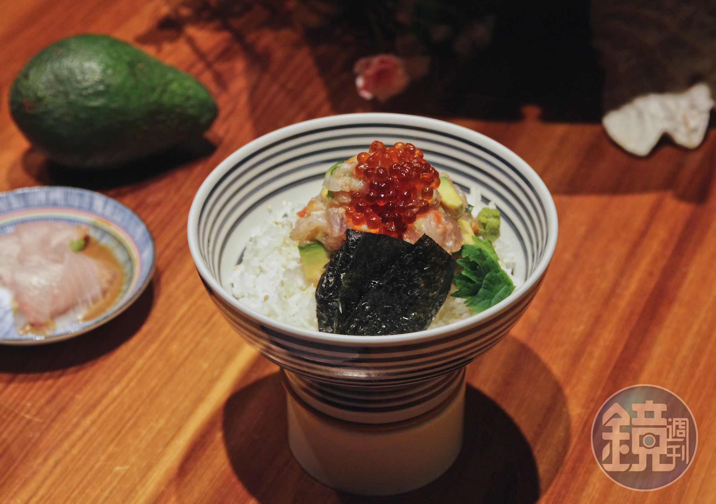 日本橋海鮮丼辻半迎春推出酪梨海鮮珠寶盒「翡套餐」。（520 元／份）