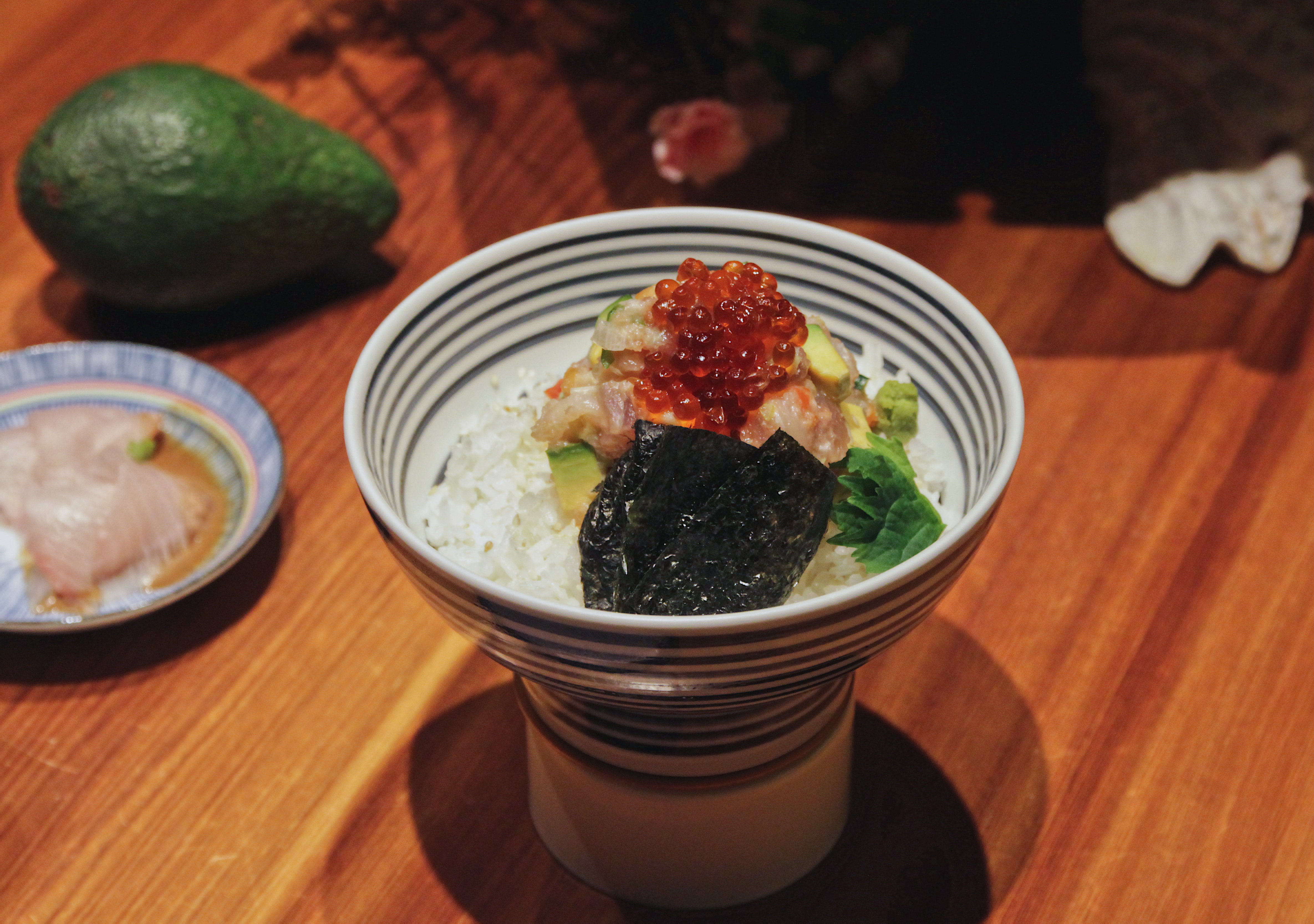 日本橋海鮮丼辻半迎春推出酪梨海鮮珠寶盒「翡套餐」。（520 元／份）