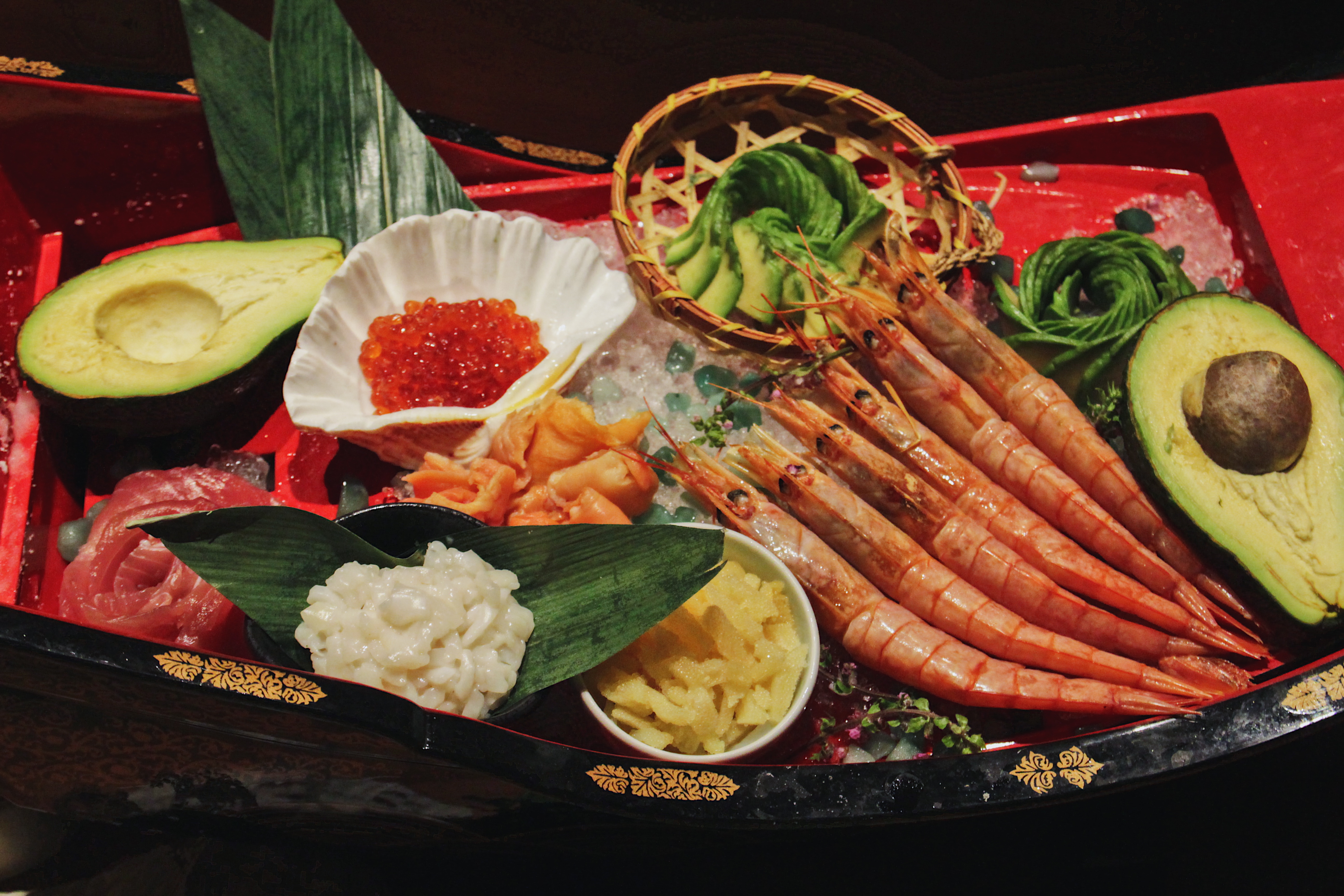 「翡套餐」的海鮮丼嚴選新鮮酪梨以及阿根廷天使紅蝦、鯡魚卵、黑海松貝等多種頂級食材。