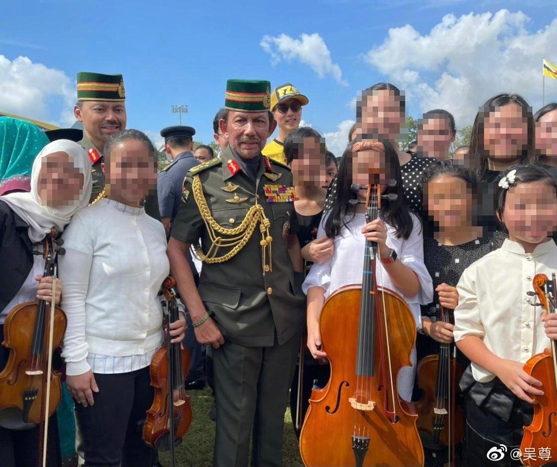 吳尊的10歲女兒NeiNei於汶萊國慶日當天,在國王面前演奏大提琴。(摘自吳尊微博)