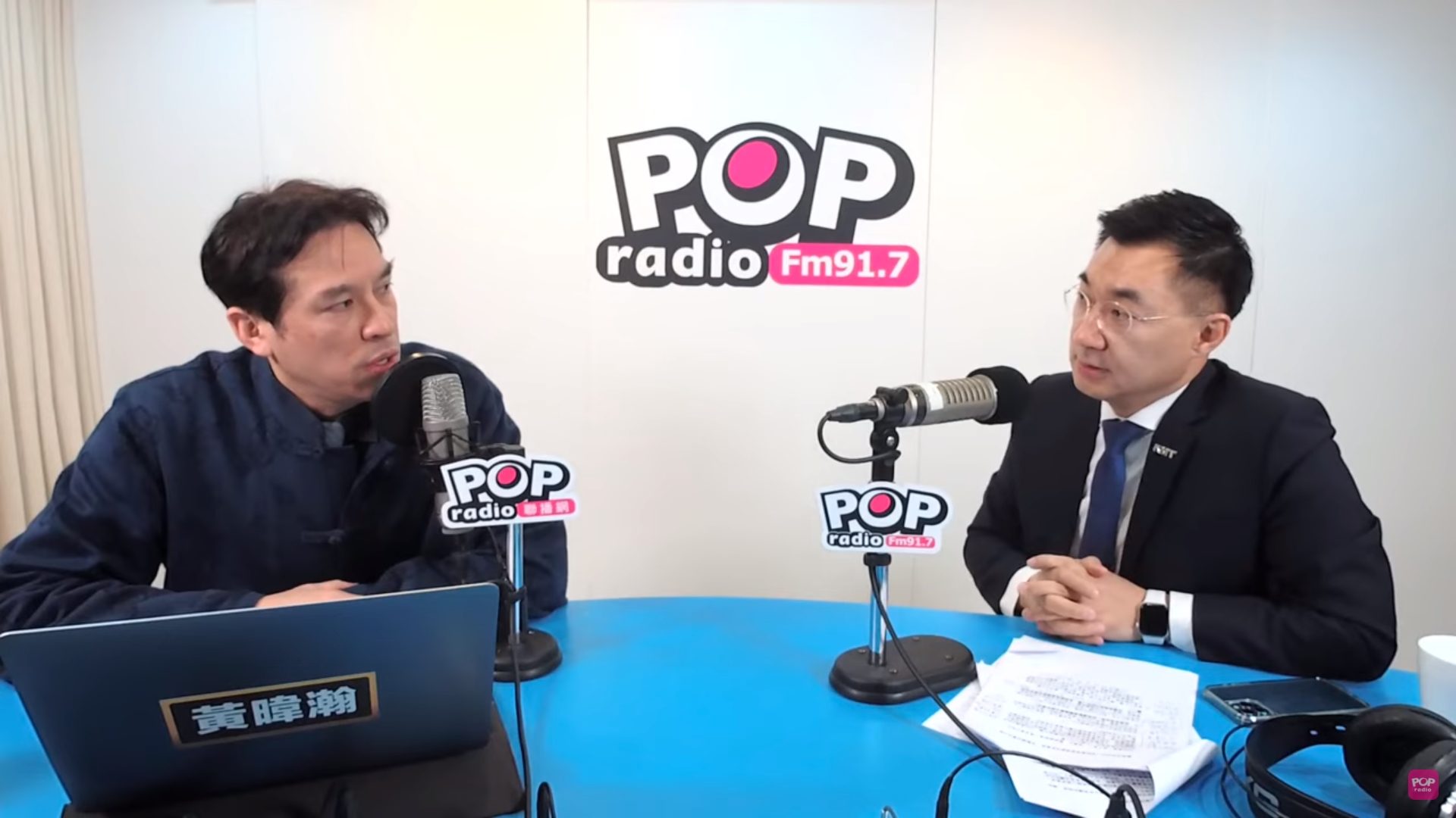 江啟臣(右)今在黃暐瀚的廣播節目中談及與柯文哲同台一事。(翻攝自POP Radio聯播網 官方頻道)