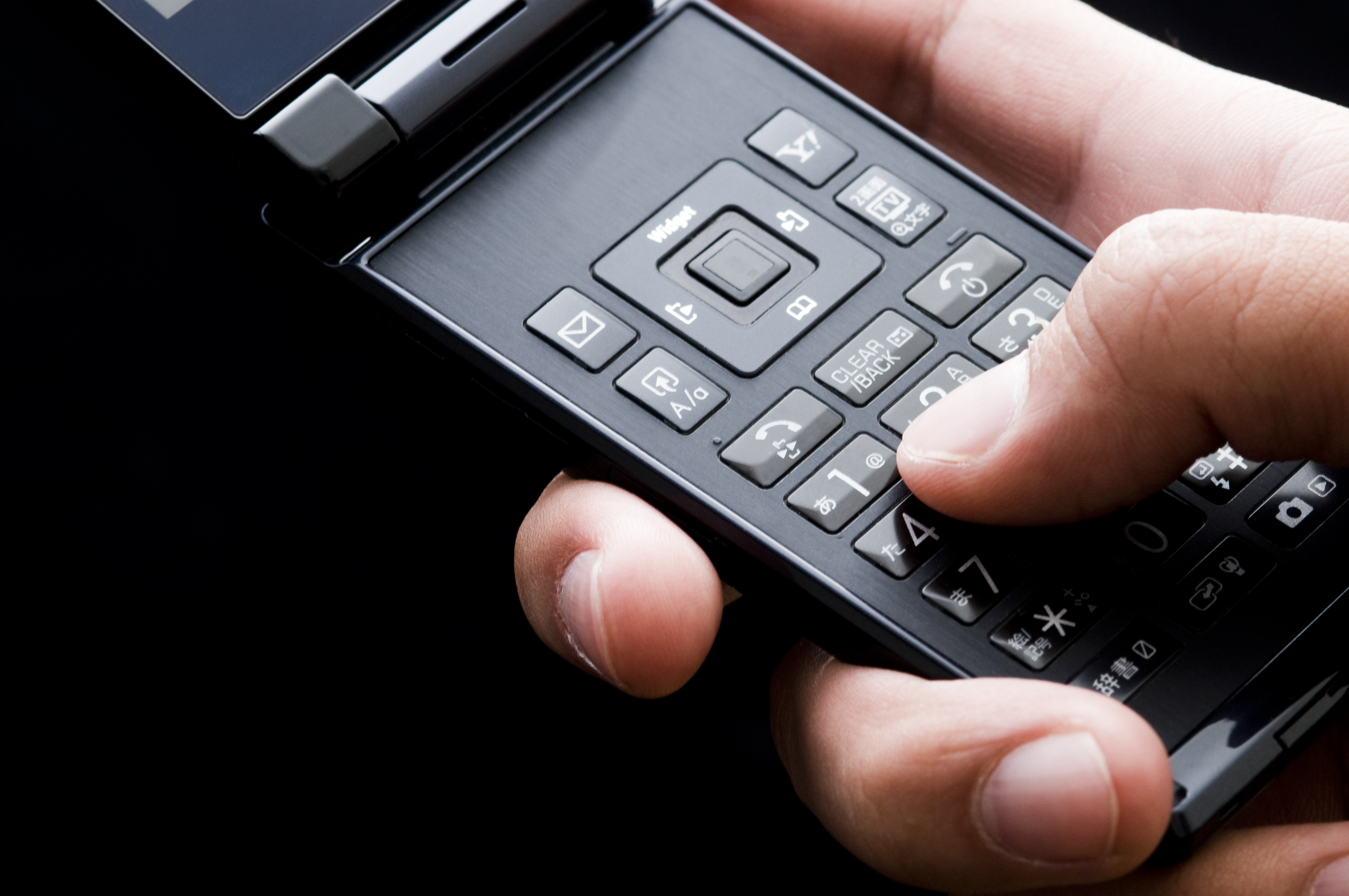 一名女網友痛訴男友半夜偷打「52990」電話交友專線，還月花5千元，讓她直呼傻眼。（東方IC）